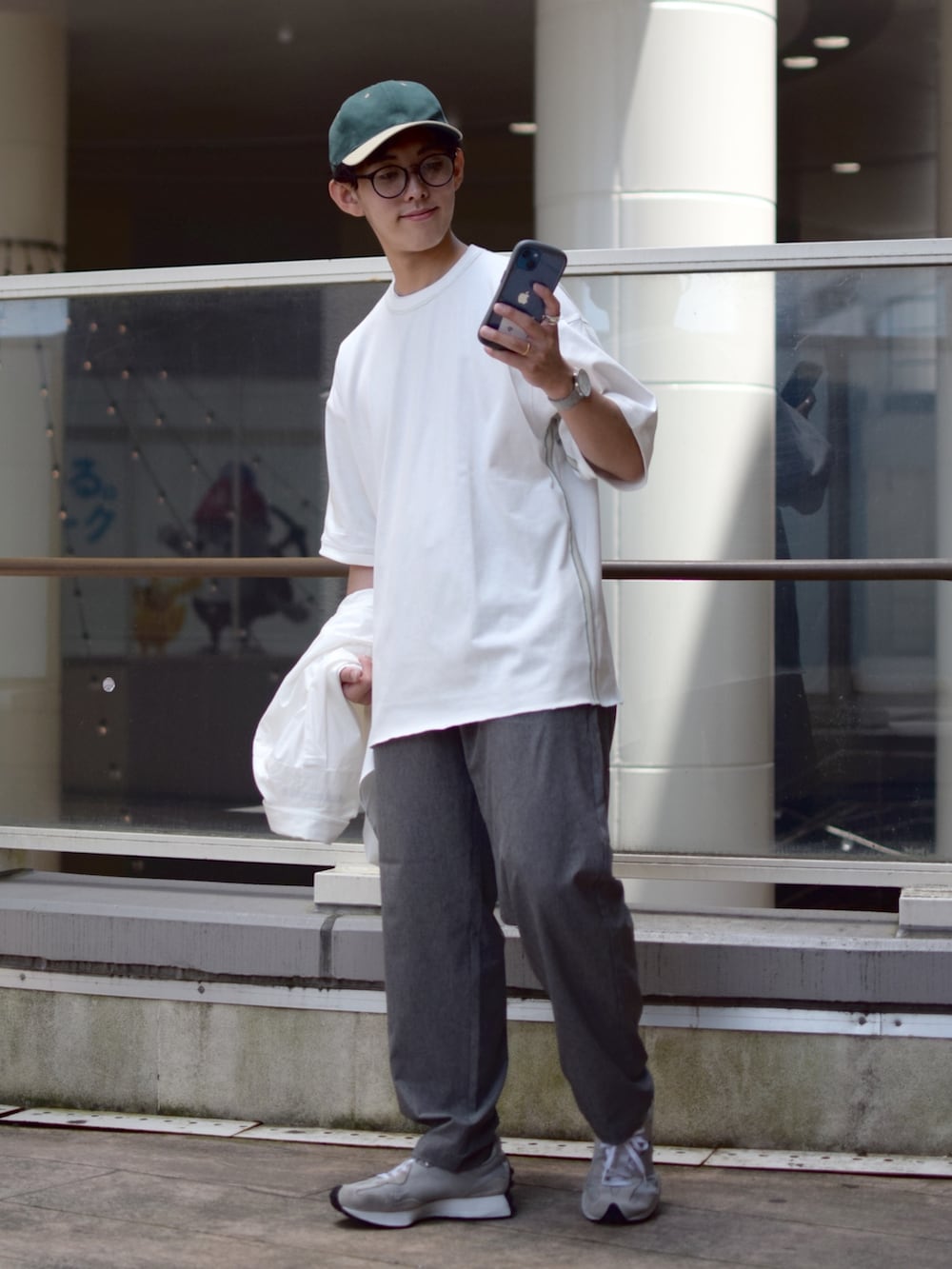 「FUDGEBOYのトラッドスタイル、niko and ...、ニコアンド、半袖シャツ、白シャツ、白Tシャツ、テーパードパンツ、ワイドパンツ、スラックス、きれいめカジュアル、キャップ、New Balance、厚底シューズ、夏コーデ、低身長コーデ」|「niko and...のツイルベースボールキャップ(キャップ、グリーン系)」を使った、ぜっきーさん(メンズ・165cm)の春コーディネートの5枚目の写真