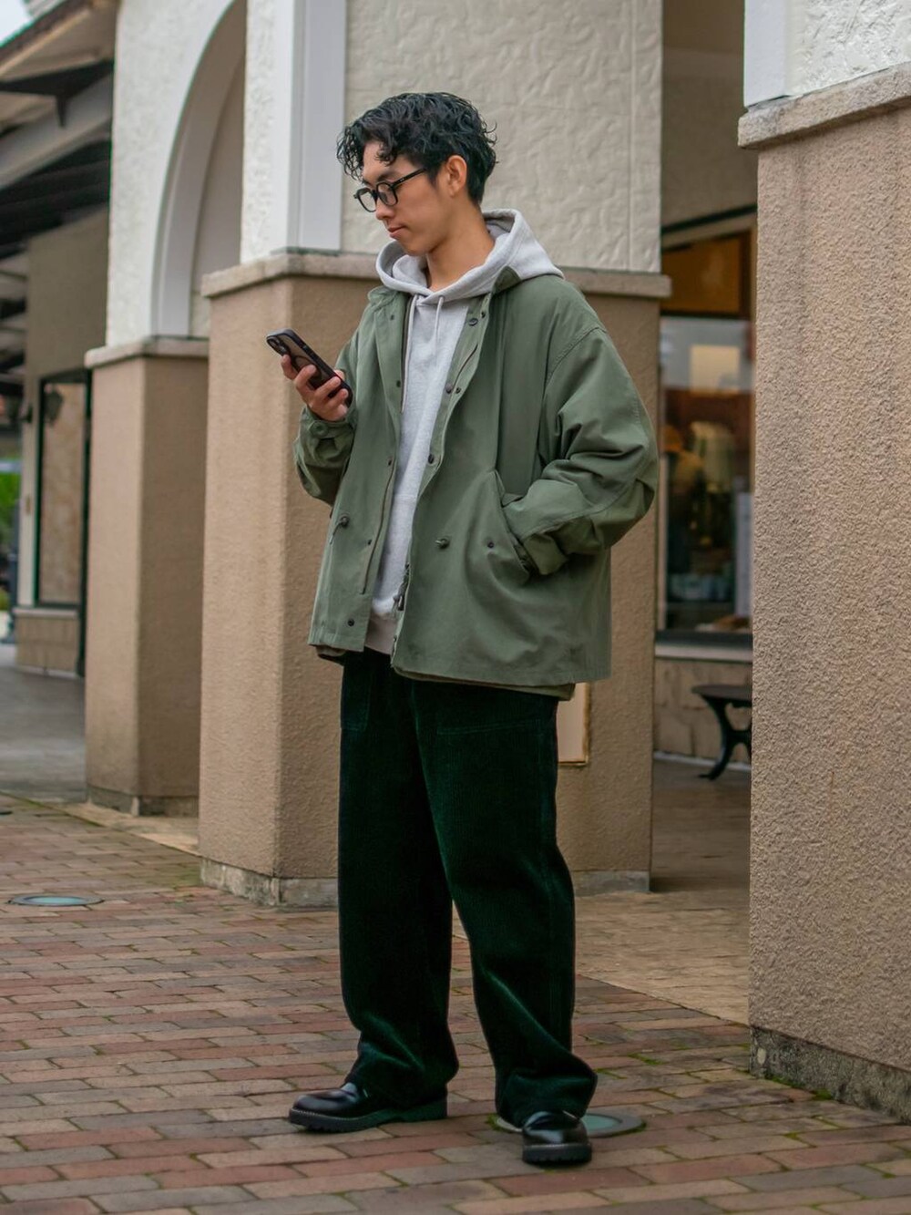 「低身長、体型カバー、ゆったり、niko and ...、モッズコート、アウター、パーカー、スウェット、ワイドパンツ」｜「niko and...の16/-OE USA COTTON BIG PARKA　/ USAコットン裏毛フードパーカー（パーカー、グレー系）」を使った、ぜっきーさん（メンズ・165cm）の秋コーディネートの2枚目の写真