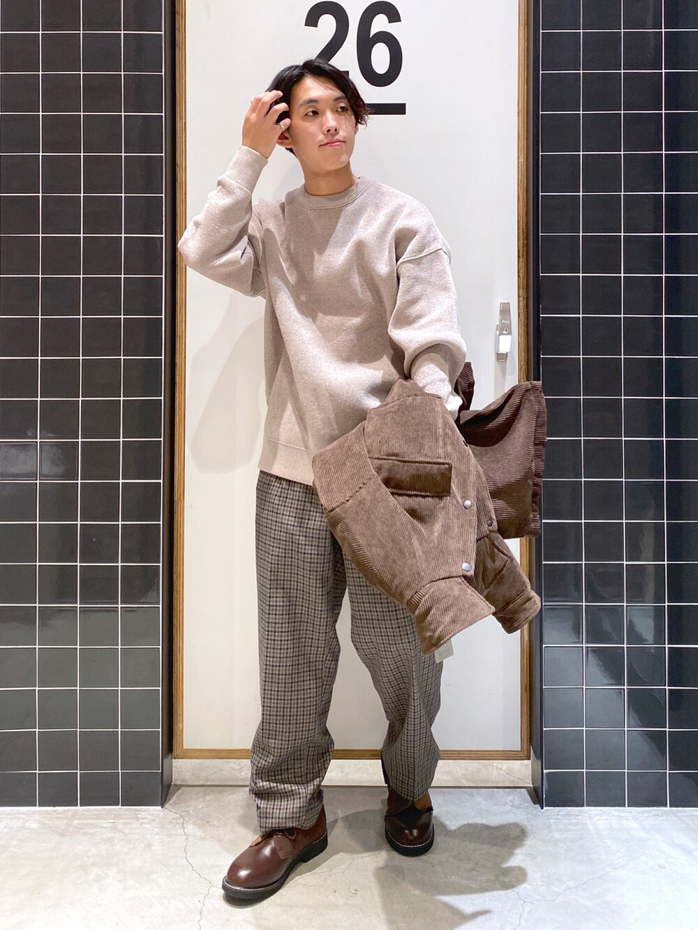 「ブルゾン、ニット、コーデュロイ、ワントーンコーデ、オーバーサイズ、リバーシブル、ワイドパンツ、チェックパンツ、革靴、ニコアンド、ブラウンコーデ、コーデュロイジャケット、低身長コーデ、niko and ...、ニコアンド(niko and...)」｜「niko and...の薄中綿シャツジャケット（ブルゾン、ブラウン系）」を使った、ぜっきーさん（メンズ・165cm）の秋コーディネートの5枚目の写真