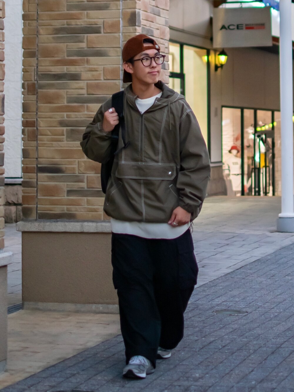 「秋服まるっと大公開、お出かけコーデ、アウトドアスタイル、コーデュロイ、キャップ、アノラックパーカー、ワッフル、ロンT、カーゴパンツ、ワイドパンツ、niko and ...、ニコアンド、低身長、低身長コーデ、重ね着ベストシーズン」|「niko and...のオリジナルアソートキャップ(キャップ、ブラウン系)」を使った、ぜっきーさん(メンズ・165cm)の秋コーディネートの2枚目の写真