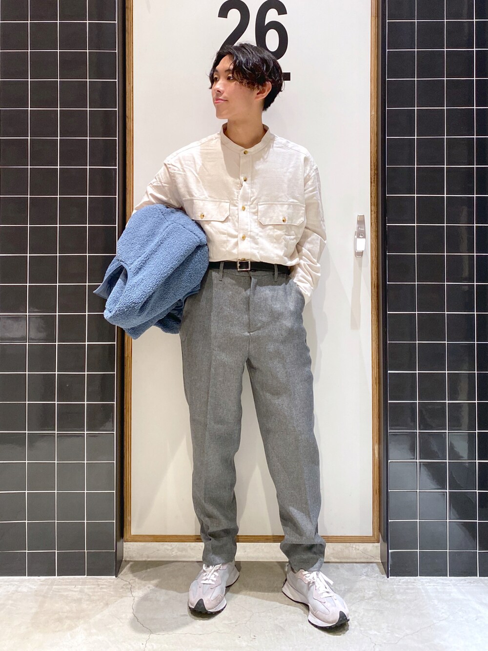 「白シャツ、New Balance、ボア、スラックス、ワイドパンツ、水色、タックイン、厚底シューズ、ボアジャケット、ニコアンド、ノーカラーシャツ、グレーパンツ、低身長コーデ、niko and ...、バンドカラーシャツ」|「niko and...のリバーシブルボアZIPカーディガン(ブルゾン、ブルー系)」を使った、ぜっきーさん(メンズ・165cm)の秋コーディネートの5枚目の写真