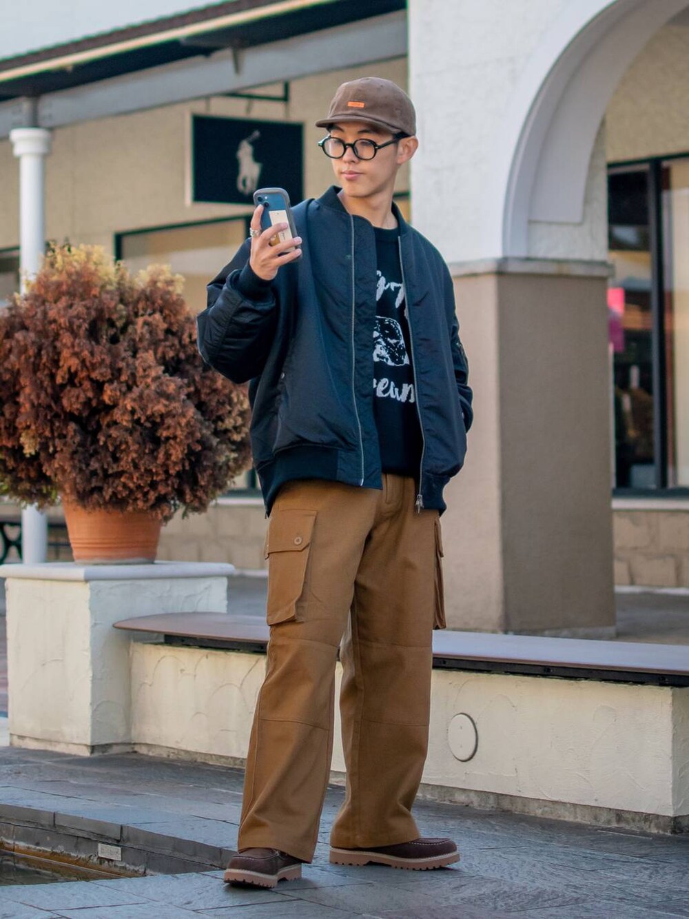 「低身長、低身長コーデ、niko and...、ニコアンド、WEARyouthコーデ、ファッションを楽しもう、キャップ、MA-1、ブルゾン、ニット、ワイドパンツ、カーゴパンツ、ビッグシルエット、デッキシューズ、ブラウン」｜「niko and...のフェイクレザーデッキシューズ（その他シューズ、ブラウン系）」を使った、ぜっきーさん（メンズ・165cm）の秋コーディネートの2枚目の写真