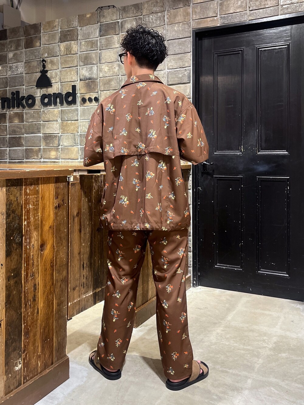 「このスタイルがお気に入り、低身長、低身長コーデ、低身長男子、niko and ...、NUMERALS、ビッグシルエット、セットアップ、お出かけコーデ、総柄、柄シャツ、Tシャツ、柄パンツ、サンダル、ブラウンコーデ」｜「NUMERALSの[NUMERALS]リネンライクイージーパンツ（その他パンツ、その他）」を使った、ぜっきーさん（メンズ・165cm）の夏コーディネートの2枚目の写真