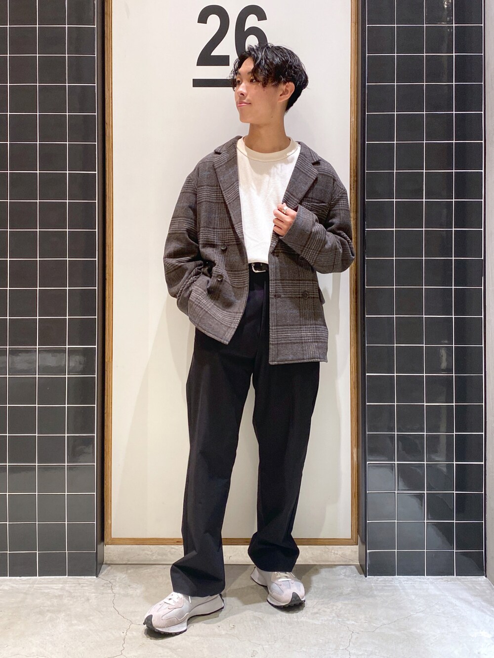 「テーラードジャケット、チノパン、New Balance、オーバーサイズ、ワイドパンツ、タックイン、きれいめカジュアル、チェックジャケット、ダブルジャケット、ニコアンド、モノトーンコーデ、厚底スニーカー、低身長コーデ、niko and ...、ワッフルカットソー」｜「niko and...の[セットアップ対応]エターミンダブルジャケット（テーラードジャケット、グレー系）」を使った、ぜっきーさん（メンズ・165cm）の秋コーディネートの5枚目の写真