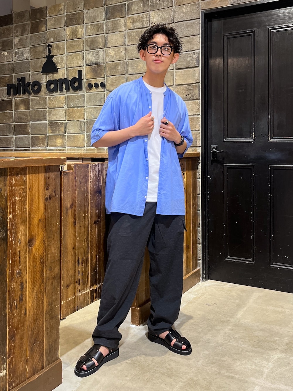 「低身長、低身長コーデ、低身長男子、niko and ...、NUMERALS、きれいめカジュアル、青シャツ、ノーカラーシャツ、ビッグシャツ、カーゴパンツ、ワイドパンツ、グレーパンツ、グルカサンダル、レザーサンダル、ZOZOセール2023夏」｜「niko and...のプレミアムローン6分袖シャツ（シャツ/ブラウス、ブルー系）」を使った、ぜっきーさん（メンズ・165cm）の夏コーディネートの2枚目の写真