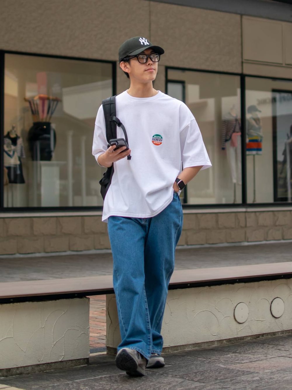 「低身長、低身長コーデ、niko and ...、ニコアンド、ロゴT、Tシャツ、白Tシャツ、ワイドパンツ、デニムパンツ、キャップ、春色、お出かけコーデ、ストリート、大人カジュアル、スニーカー」｜「niko and...の[niko and ...JEANS 2024SS]5ポケットワイドデニムパンツ（デニムパンツ、ブルー系）」を使った、ぜっきーさん（メンズ・165cm）の春コーディネートの2枚目の写真