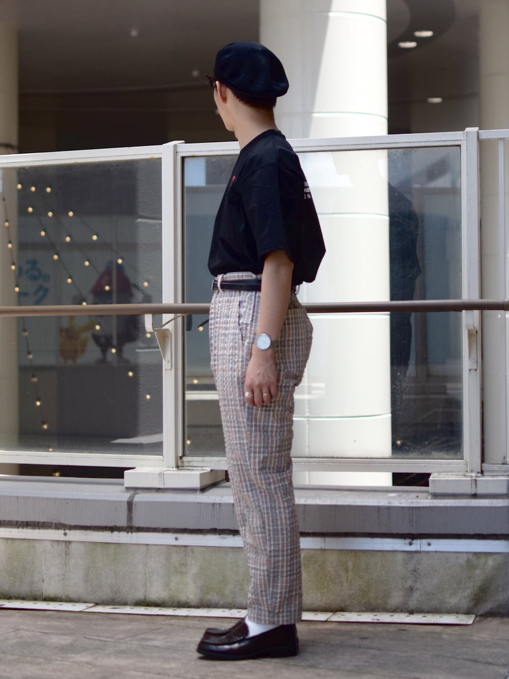 「niko and ...、ニコアンド、ロゴT、黒Tシャツ、RUSSELL ATHLETIC、チェック、チェックパンツ、テーパードパンツ、革靴、ローファー、ベレー帽、KANGOL、タックイン、きれいめカジュアル、低身長コーデ」｜「HARUTAの【HARUTA】ハルタ メンズローファー 6550（ローファー、ブラウン系）」を使った、ぜっきーさん（メンズ・165cm）の夏コーディネートの2枚目の写真