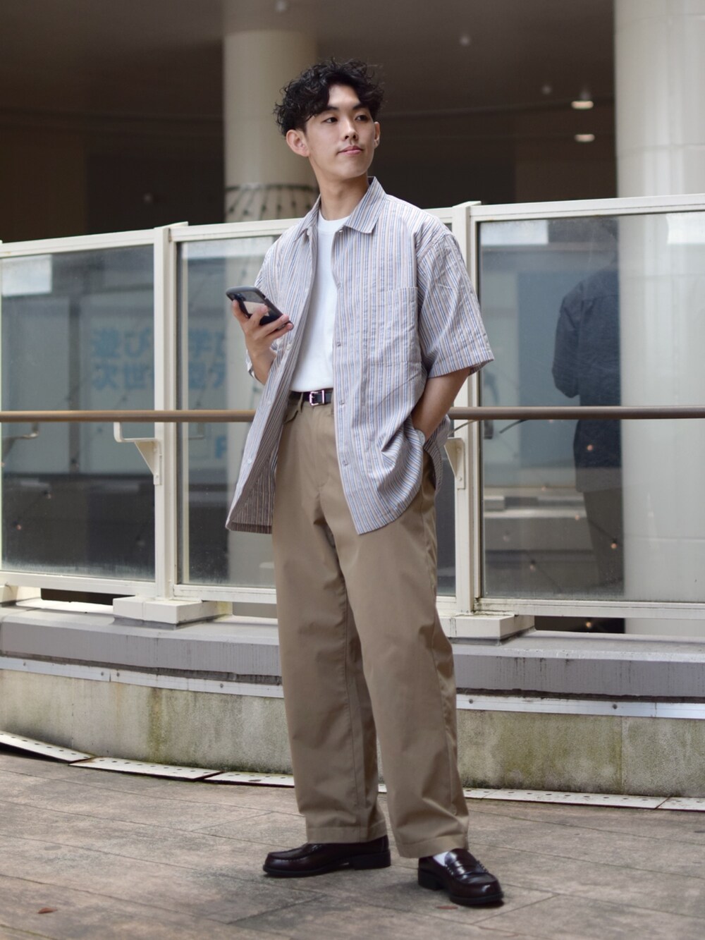 「niko and ...、ニコアンド、シャツスタイル、ストライプシャツ、ビッグシャツ、白Tシャツ、ポケットＴシャツ、タックイン、ワイドパンツ、ベージュパンツ、革靴、ローファー、きれいめカジュアル、シンプルスタイル、低身長コーデ」｜「niko and...のスタンダードUSAテックTシャツ（Tシャツ/カットソー、ホワイト系）」を使った、ぜっきーさん（メンズ・165cm）の夏コーディネートの2枚目の写真