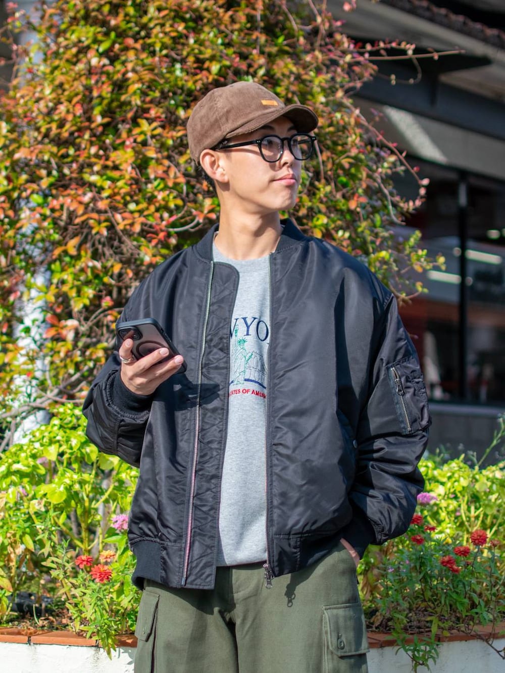 「低身長、低身長コーデ、niko and...、ニコアンド、ファッションを楽しもう、WEARyouthコーデ、冬コーデ、冬アウター、MA-1、ブルゾン、スウェット、ワイドパンツ、カーゴパンツ、キャップ、秋冬コーデ」|「niko and...のフェイクレザーデッキシューズ(その他シューズ、ブラウン系)」を使った、ぜっきーさん(メンズ・165cm)の秋コーディネートの5枚目の写真