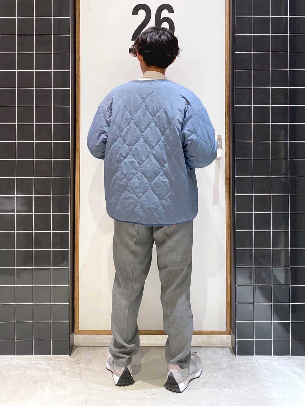 「白シャツ、New Balance、ボア、スラックス、ワイドパンツ、水色、タックイン、厚底シューズ、ボアジャケット、ニコアンド、ノーカラーシャツ、グレーパンツ、低身長コーデ、niko and ...、バンドカラーシャツ」|「niko and...のリバーシブルボアZIPカーディガン(ブルゾン、ブルー系)」を使った、ぜっきーさん(メンズ・165cm)の秋コーディネートの4枚目の写真