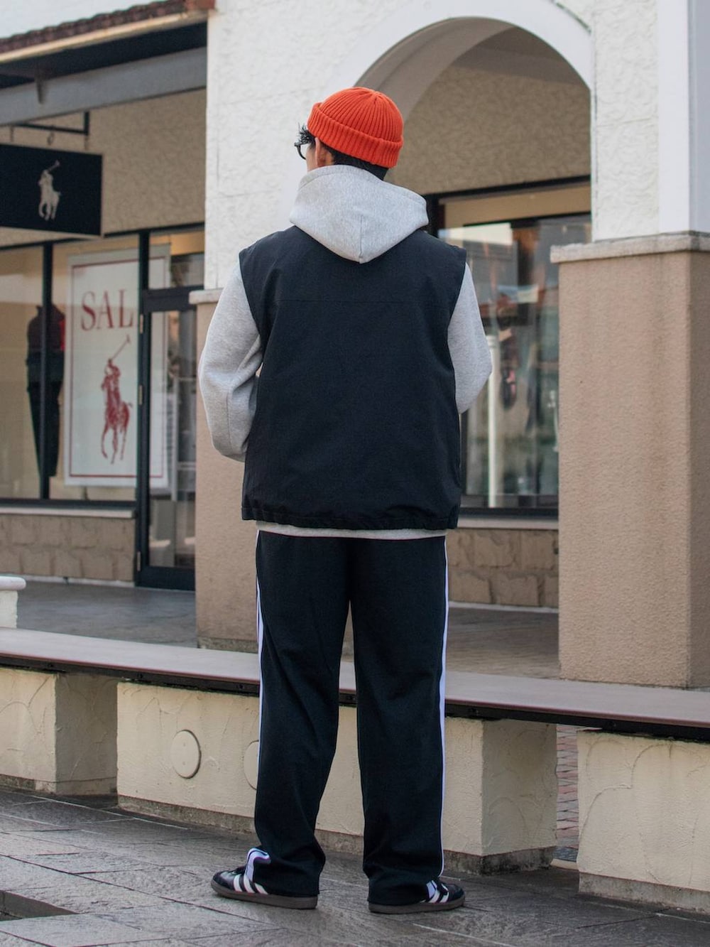 「低身長、低身長コーデ、niko and ...、ニコアンド、NUMERALS、パーカー、ベスト、ワイドパンツ、トラックパンツ、ニット帽、スニーカー、モノトーン、春アウター、春コーデ、春服みてみて」｜「niko and...のオリジナルニットワッチ（ニットキャップ/ビーニー、オレンジ系）」を使った、ぜっきーさん（メンズ・165cm）の春コーディネートの4枚目の写真