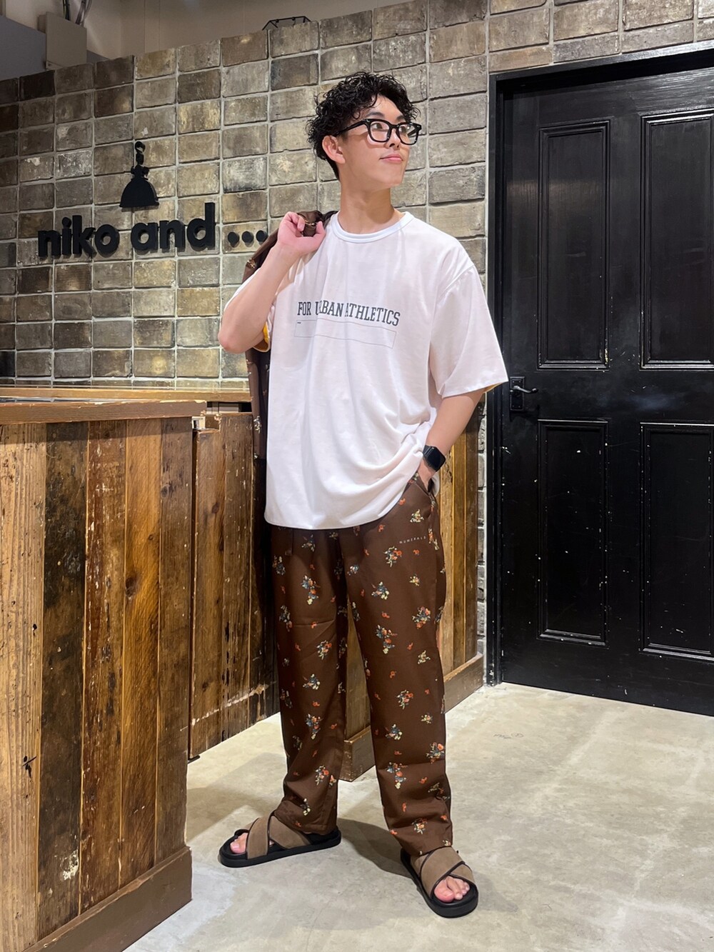 「このスタイルがお気に入り、低身長、低身長コーデ、低身長男子、niko and ...、NUMERALS、ビッグシルエット、セットアップ、お出かけコーデ、総柄、柄シャツ、Tシャツ、柄パンツ、サンダル、ブラウンコーデ」｜「NUMERALSの[NUMERALS]リネンライクイージーパンツ（その他パンツ、その他）」を使った、ぜっきーさん（メンズ・165cm）の夏コーディネートの3枚目の写真
