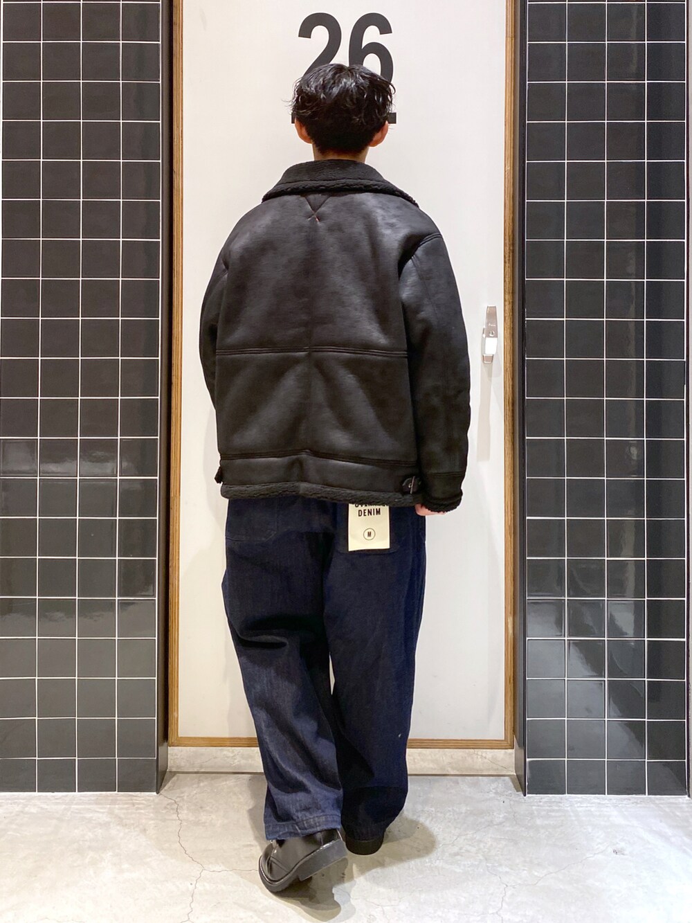 「ニット、ビッグシルエット、レザージャケット、オーバーオール、冬コーデ、レイヤードスタイル、柄ニット、革靴、ムートンジャケット、ニコアンド、カジュアルコーデ、デニムコーデ、低身長コーデ、niko and ...、デニムオーバーオール」｜「niko and...の[UNSTUDIED]フェイクムートンジャケット（その他アウター、ブラック系）」を使った、ぜっきーさん（メンズ・165cm）の秋コーディネートの4枚目の写真