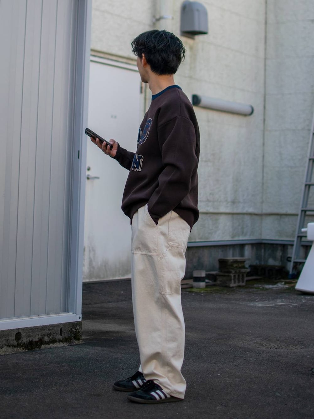 「低身長、体型カバー、ゆったり、niko and ...、ニット、ワイドパンツ、デニムパンツ、NKJコーデ_niko and ...」｜「niko and...のアソートロゴニットプルオーバー（ニット/セーター、ブラウン系）」を使った、ぜっきーさん（メンズ・165cm）の冬コーディネートの2枚目の写真