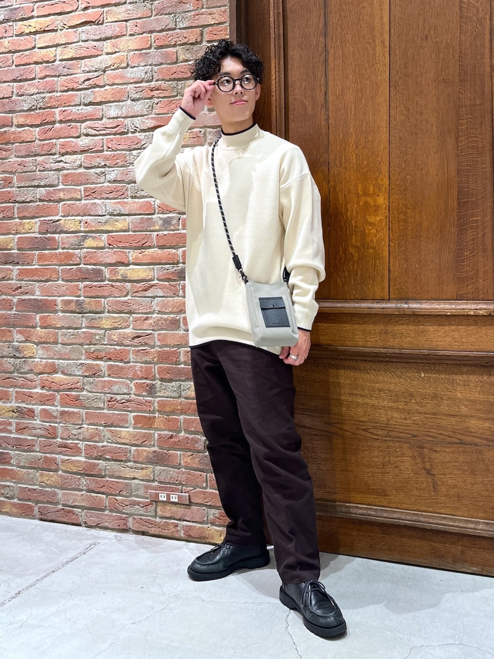 「niko and ...、ニコアンド、チェスターコート、オーバーコート、ロングコート、ニット、モックネック、ハイネック、白ニット、テーパードパンツ、ブラウンパンツ、革靴、ショルダーバッグ、きれいめカジュアル、ビッグシルエット」|「niko and...のダブルジャガードモックネックニットプルオーバー(ニット/セーター、ベージュ系)」を使った、ぜっきーさん(メンズ・165cm)の秋コーディネートの4枚目の写真
