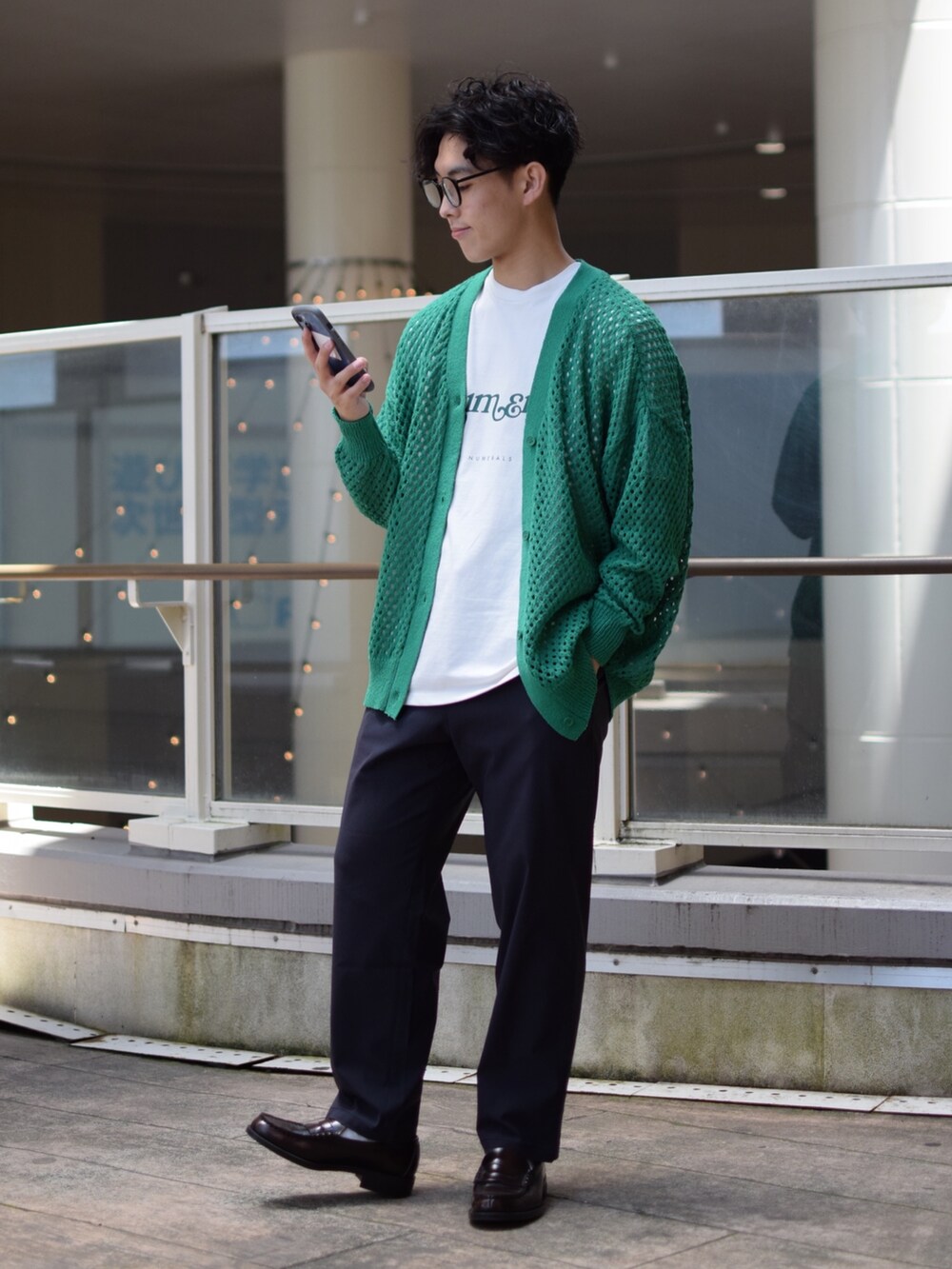 「niko and ...、ニコアンド、カラー×コーデ、韓国ファッション、カーディガン、グリーン、白Tシャツ、ロゴT、テーパードパンツ、チノパン、革靴、ローファー、きれいめカジュアル、シンプルコーデ、低身長コーデ」｜「NUMERALSの【UNISEX】[NUMERALS]UDRプリントBIGTシャツ（Tシャツ/カットソー、ホワイト系）」を使った、ぜっきーさん（メンズ・165cm）の春コーディネートの2枚目の写真