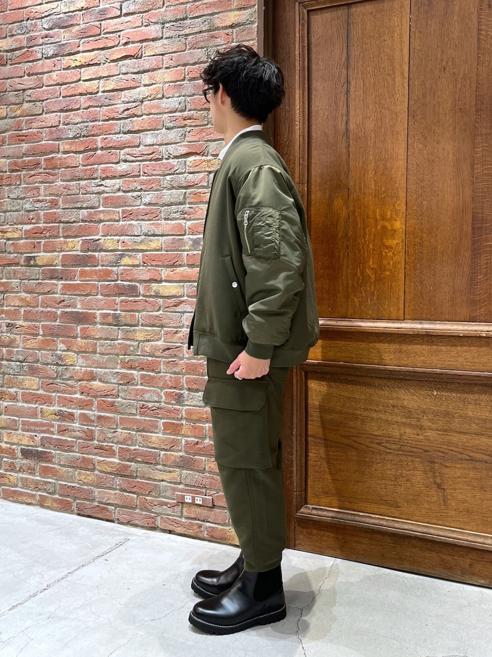 「niko and ...、ニコアンド、セットアップ、カーキアウター、MA-1、ブルゾン、タックイン、ワイドパンツ、カーゴパンツ、カーキパンツ、テーパードパンツ、サイドゴアブーツ、革靴、秋冬コーデ、ビッグシルエット」｜「niko and...の異素材ドッキングMA-1（MA-1、グリーン系）」を使った、ぜっきーさん（メンズ・165cm）の秋コーディネートの2枚目の写真