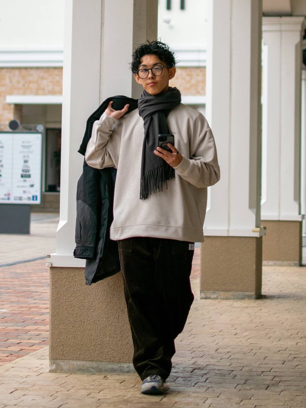 「低身長、低身長コーデ、niko and...、ニコアンド、ファッションを楽しもう、WEARyouthコーデ、ブルゾン、ダウンジャケット、モンスターパーカー、スウェット、ワイドパンツ、コーデュロイ、ブラウン、マフラー、冬コーデ」｜「niko and...のオリジナルクラウンパントだて眼鏡＆サングラス（メガネ、ブラック系）」を使った、ぜっきーさん（メンズ・165cm）の秋コーディネートの6枚目の写真