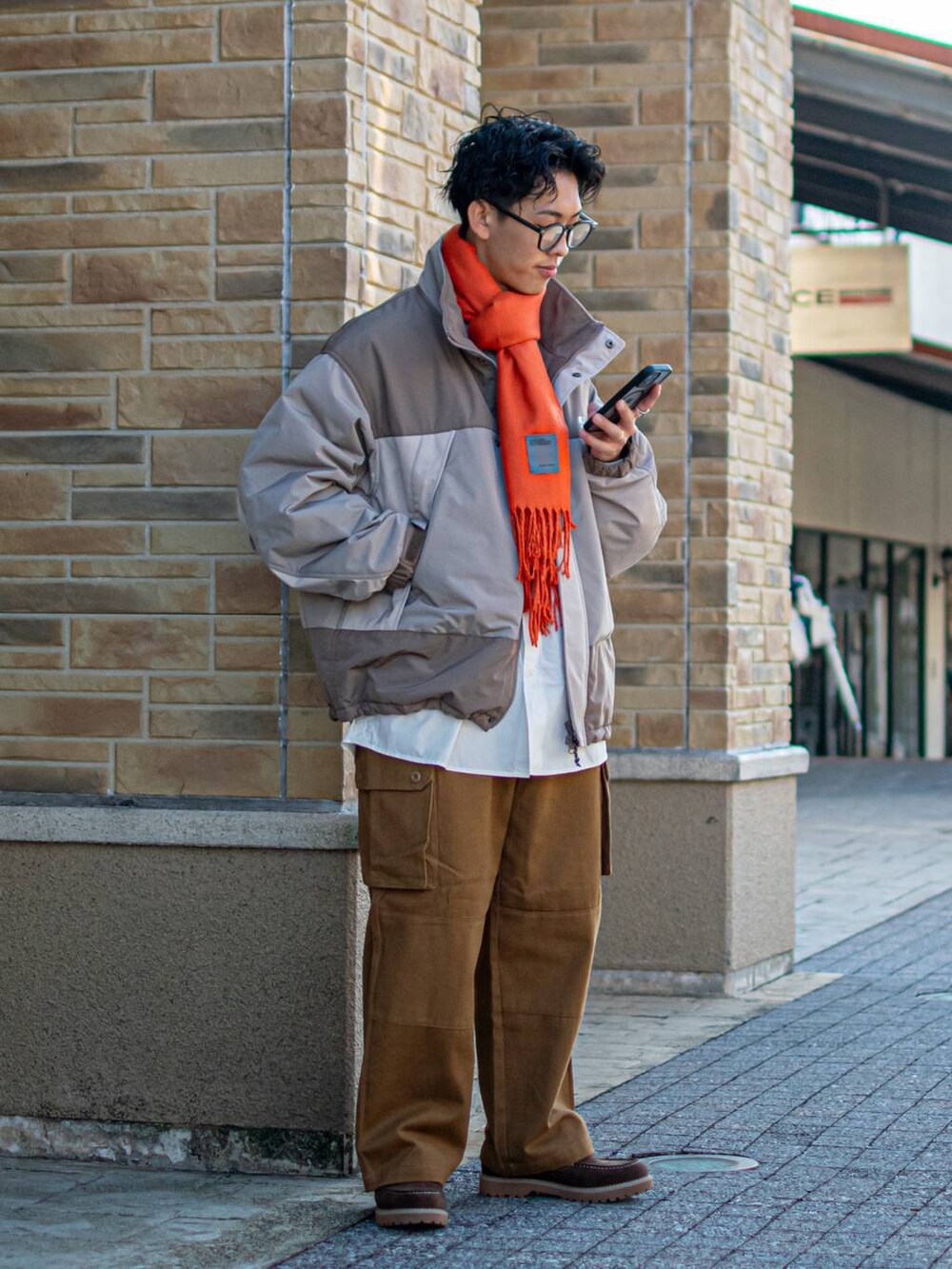 「低身長、低身長コーデ、niko and...、ニコアンド、ファッションを楽しもう、WEARyouthコーデ、冬アウター、冬コーデ、ブルゾン、シャツ、ワイドパンツ、カーゴパンツ、ストール、メガネ、デッキシューズ」|「niko and...のオリジナルクラウンパントだて眼鏡&サングラス(メガネ、ブラック系)」を使った、ぜっきーさん(メンズ・165cm)の秋コーディネートの9枚目の写真