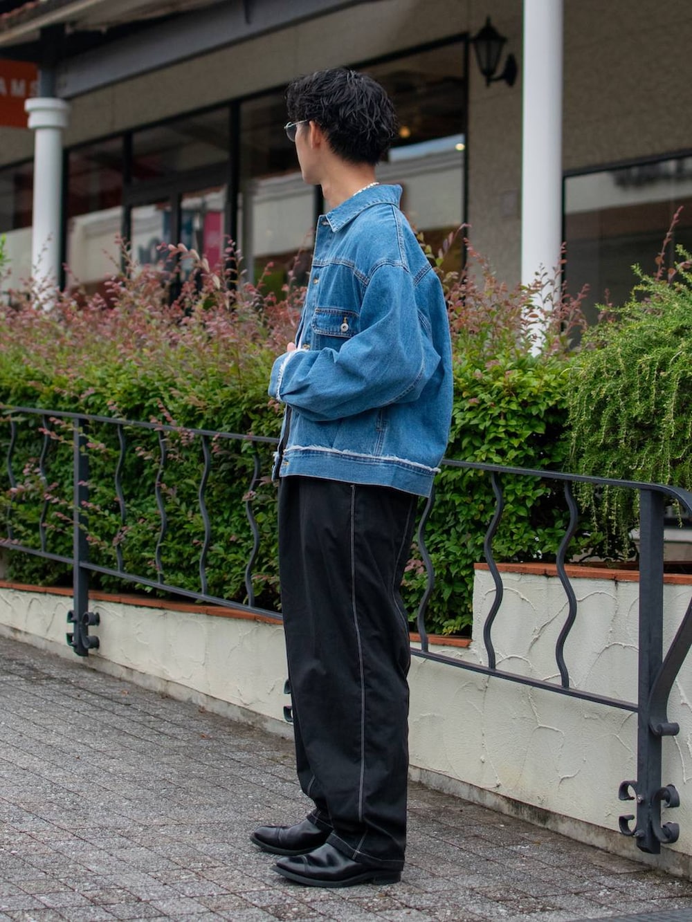 「低身長、体型カバー、ゆったり、niko and ...、デニムジャケット、NKJコーデ_niko and ...、ワイドパンツ、サングラス」｜「niko and...の細リムカラーサングラス（サングラス、その他）」を使った、ぜっきーさん（メンズ・165cm）の夏コーディネートの3枚目の写真