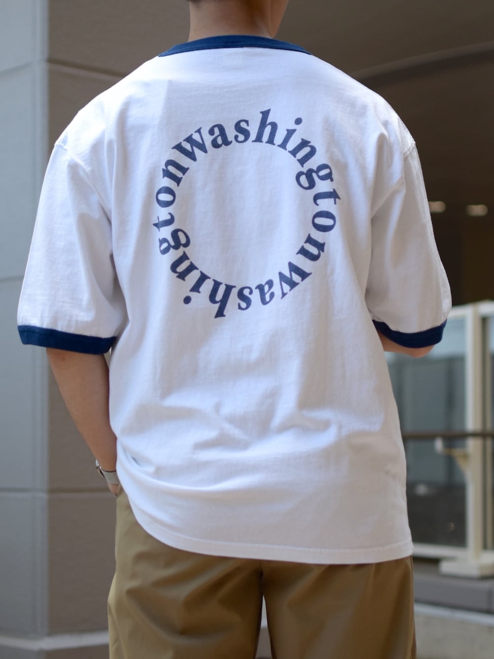 「niko and ...、ニコアンド、SCREEN STARS、リンガーTシャツ、白Tシャツ、ロゴT、肩掛け、ストライプシャツ、ワイドパンツ、ベージュパンツ、厚底シューズ、New Balance、きれいめカジュアル、春夏コーデ、低身長コーデ」｜「SCREEN STARSの【SCREEN STARS(スクリーンスターズ)】別注リンガーTシャツ（Tシャツ/カットソー、ブルー系）」を使った、ぜっきーさん（メンズ・165cm）の春コーディネートの5枚目の写真