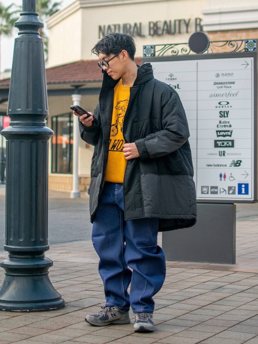 「低身長、低身長コーデ、niko and ...、ニコアンド、冬を彩る色いろコーデ、WEARyouthコーデ、お出かけコーデ、冬コーデ、モンスターパーカー、ブルゾン、黄色、ニット、デニムパンツ、ワイトデニム、ビッグシルエット」｜「niko and...の【ALLIED(アライド)】モンスターブルゾン（ブルゾン、その他）」を使った、ぜっきーさん（メンズ・165cm）の冬コーディネートの2枚目の写真