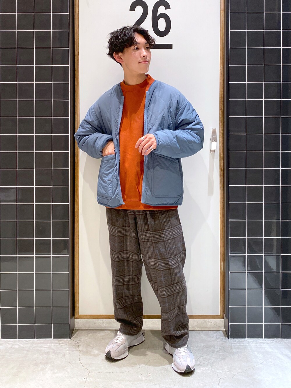 「New Balance、キルティング、冬コーデ、オレンジ、スニーカーコーデ、リバーシブル、ワイドパンツ、チェックパンツ、水色、厚底シューズ、キルティングジャケット、ニコアンド、低身長コーデ、niko and ...、ニコアンド(niko and...)」|「niko and...のリバーシブルボアZIPカーディガン(ブルゾン、ブルー系)」を使った、ぜっきーさん(メンズ・165cm)の秋コーディネートの2枚目の写真
