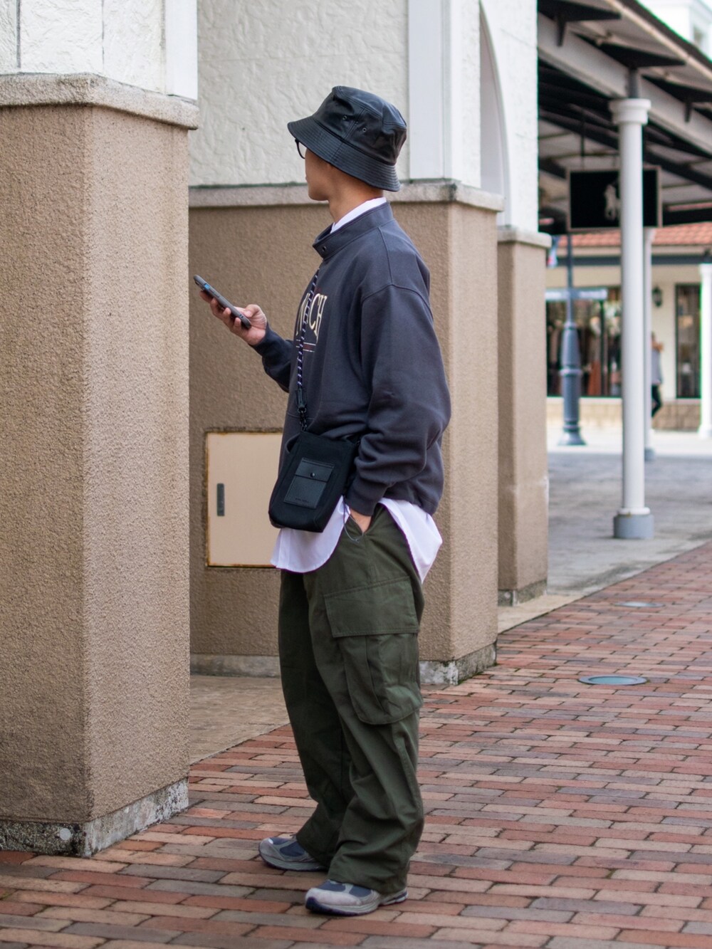「秋服まるっと大公開、バケットハット、スウェット、ロゴスウェット、ワイドパンツ、カーゴパンツ、白シャツ、重ね着、重ね着ベストシーズン、ショルダーバッグ、スニーカー、niko and ...、ニコアンド、低身長、低身長コーデ」|「niko and...のビンテージ風ロゴドロストプルオーバー(スウェット、グレー系)」を使った、ぜっきーさん(メンズ・165cm)の秋コーディネートの3枚目の写真