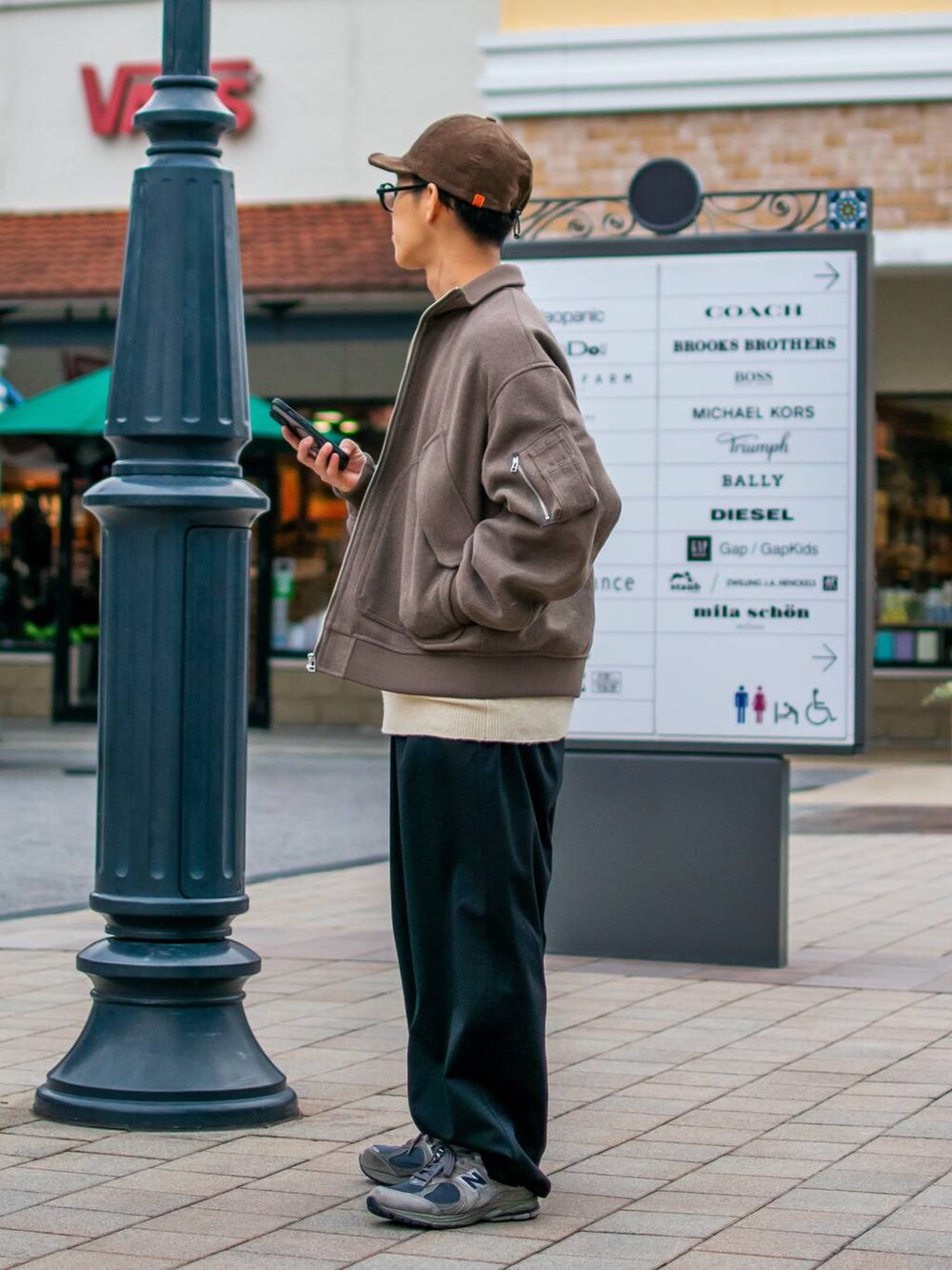 「低身長、低身長コーデ、niko and ...、ニコアンド、冬を彩る色いろコーデ、冬コーデ、お出かけコーデ、ブラウン、ブルゾン、ニット、ワイドパンツ、キャップ」｜「niko and...のウーリーテックアーミーリブブルゾン（ブルゾン、ブラウン系）」を使った、ぜっきーさん（メンズ・165cm）の冬コーディネートの3枚目の写真