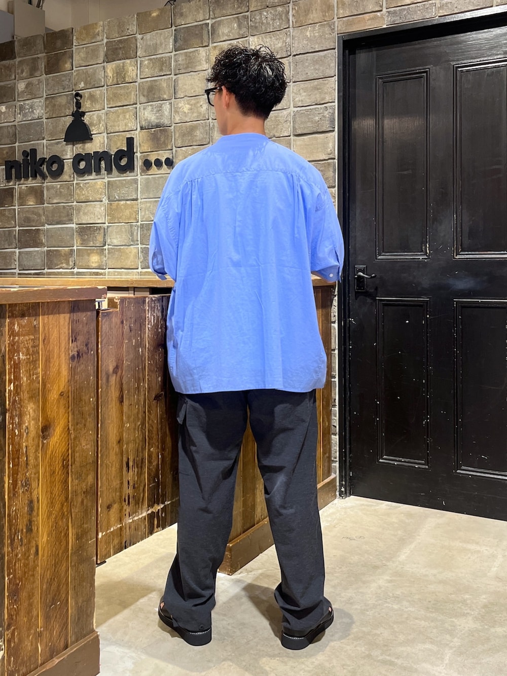 「低身長、低身長コーデ、低身長男子、niko and ...、NUMERALS、きれいめカジュアル、青シャツ、ノーカラーシャツ、ビッグシャツ、カーゴパンツ、ワイドパンツ、グレーパンツ、グルカサンダル、レザーサンダル、ZOZOセール2023夏」｜「niko and...のプレミアムローン6分袖シャツ（シャツ/ブラウス、ブルー系）」を使った、ぜっきーさん（メンズ・165cm）の夏コーディネートの4枚目の写真