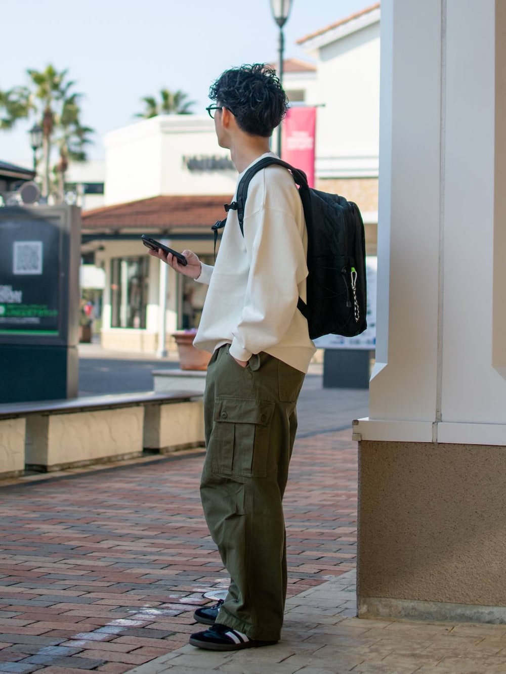 「低身長、低身長コーデ、niko and ...、ニコアンド、スウェット、ワイドパンツ、カーゴパンツ、リュック・バッグ、お出かけコーデ、シンプルコーデ」｜「niko and...のオリジナル8ポケットデイパック　20L（バックパック/リュック、ブラック系）」を使った、ぜっきーさん（メンズ・165cm）の冬コーディネートの3枚目の写真