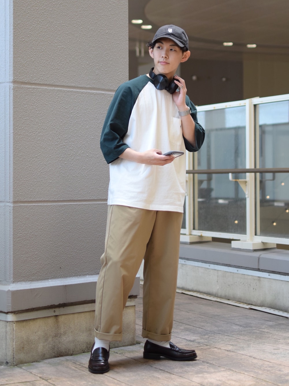 「niko and ...、ニコアンド、ラグランTシャツ、ロゴT、５分袖、グリーン、ワイドパンツ、ベージュパンツ、ロールアップ、ローファー、革靴、キャップ、きれいめカジュアル、低身長コーデ、シンプルコーデ」｜「UNIVERSAL OVERALLの【UNIVERSAL OVERALL】別注ウォッシュドコットンローキャップ（キャップ、グレー系）」を使った、ぜっきーさん（メンズ・165cm）の春コーディネートの3枚目の写真