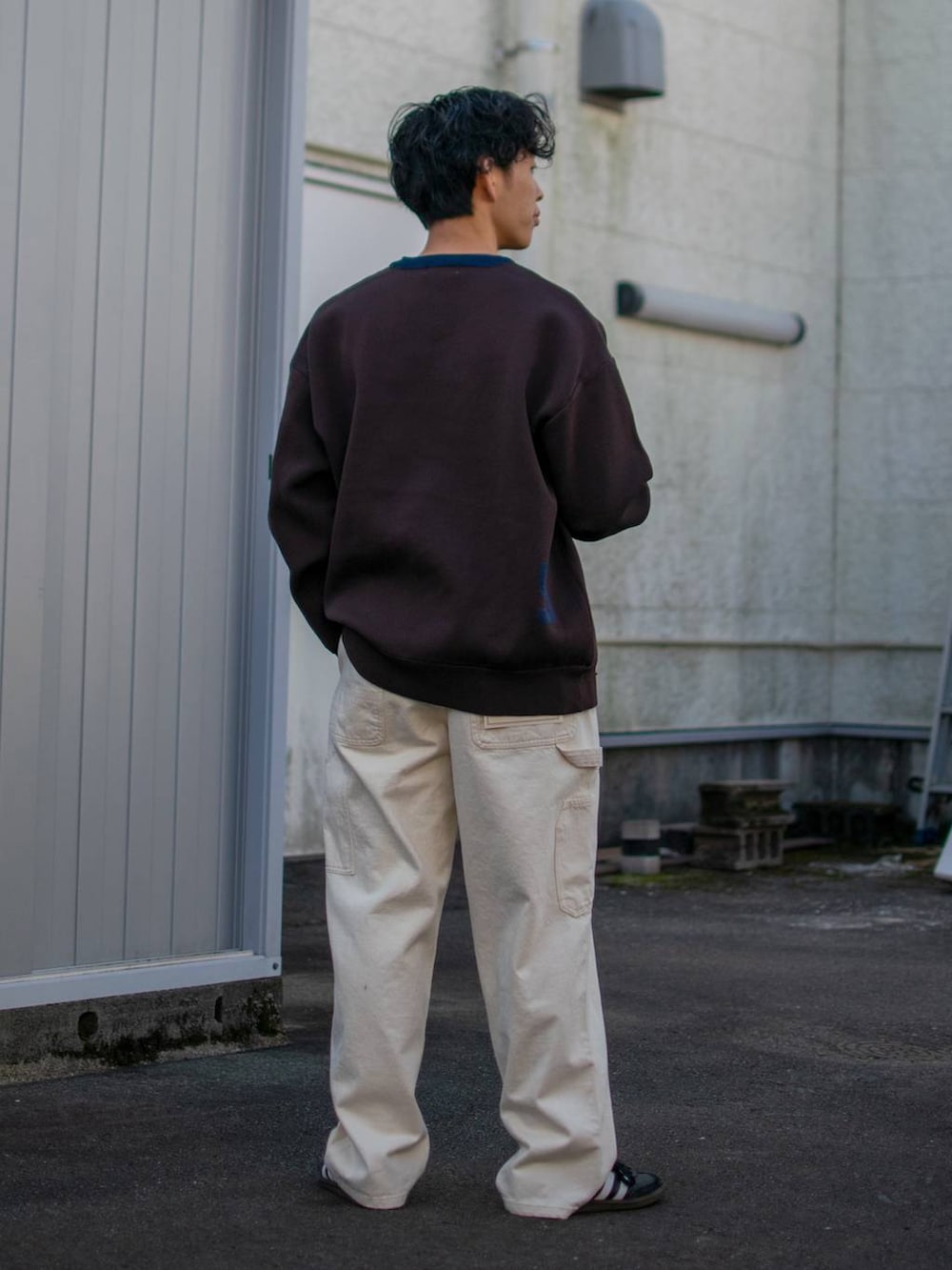 「低身長、体型カバー、ゆったり、niko and ...、ニット、ワイドパンツ、デニムパンツ、NKJコーデ_niko and ...」｜「niko and...のアソートロゴニットプルオーバー（ニット/セーター、ブラウン系）」を使った、ぜっきーさん（メンズ・165cm）の冬コーディネートの3枚目の写真