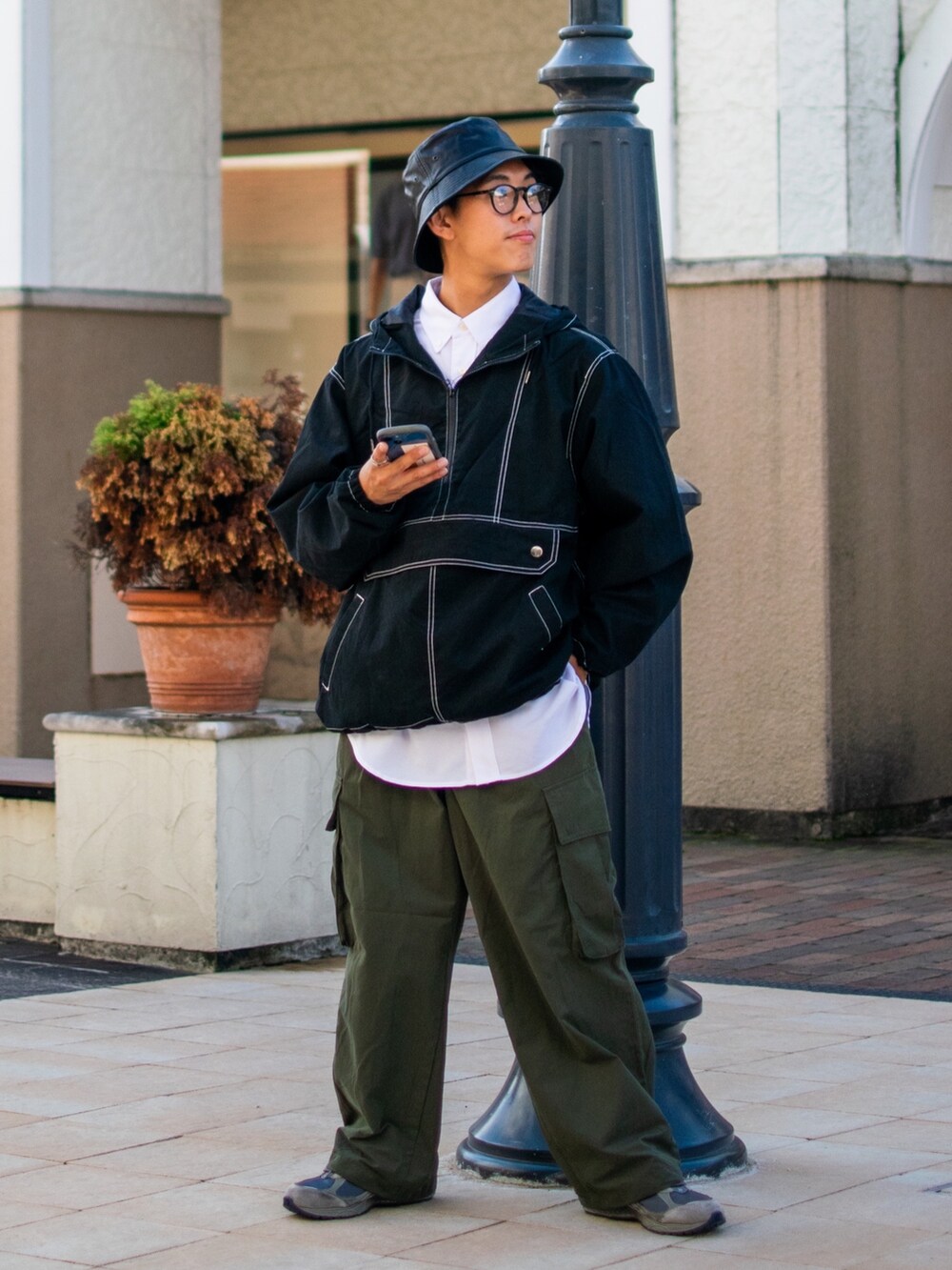 「重ね着、重ね着ベストシーズン、レイヤードスタイル、バケットハット、アウトドアスタイル、アノラックパーカー、白シャツ、ワイドパンツ、カーゴパンツ、メガネ男子、スニーカー、低身長、低身長コーデ、niko and ...、ニコアンド」|「niko and...のオックスボタンダウンビッグシャツ(シャツ/ブラウス、ホワイト系)」を使った、ぜっきーさん(メンズ・165cm)の秋コーディネートの2枚目の写真