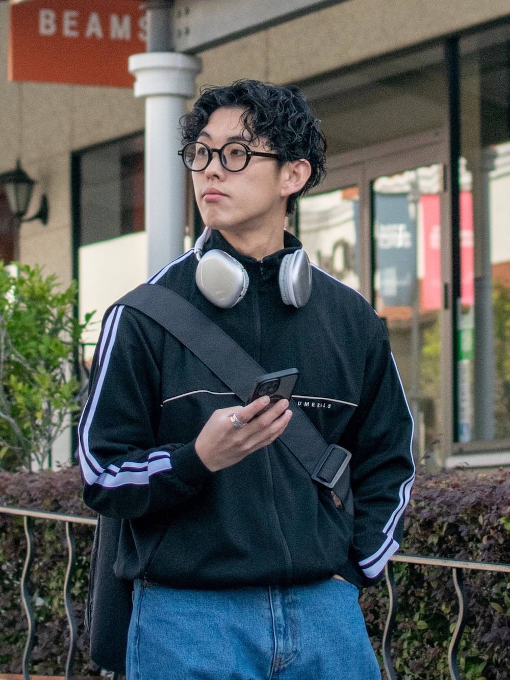 「低身長、低身長コーデ、niko and ...、ニコアンド、NUMERALS、トラックジャケット、ワイドパンツ、デニム、ワイドデニム、スニーカー、ショルダーバッグ、春コーデ、スポーツミックス、春服みてみて、お出かけコーデ」｜「niko and...のラージナイロンショルダーバッグ（ショルダーバッグ、ブラック系）」を使った、ぜっきーさん（メンズ・165cm）の冬コーディネートの6枚目の写真