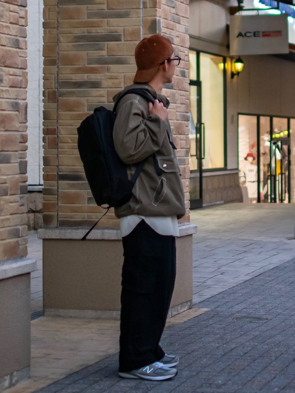 「秋服まるっと大公開、お出かけコーデ、アウトドアスタイル、コーデュロイ、キャップ、アノラックパーカー、ワッフル、ロンT、カーゴパンツ、ワイドパンツ、niko and ...、ニコアンド、低身長、低身長コーデ、重ね着ベストシーズン」|「niko and...のオリジナルアソートキャップ(キャップ、ブラウン系)」を使った、ぜっきーさん(メンズ・165cm)の秋コーディネートの3枚目の写真