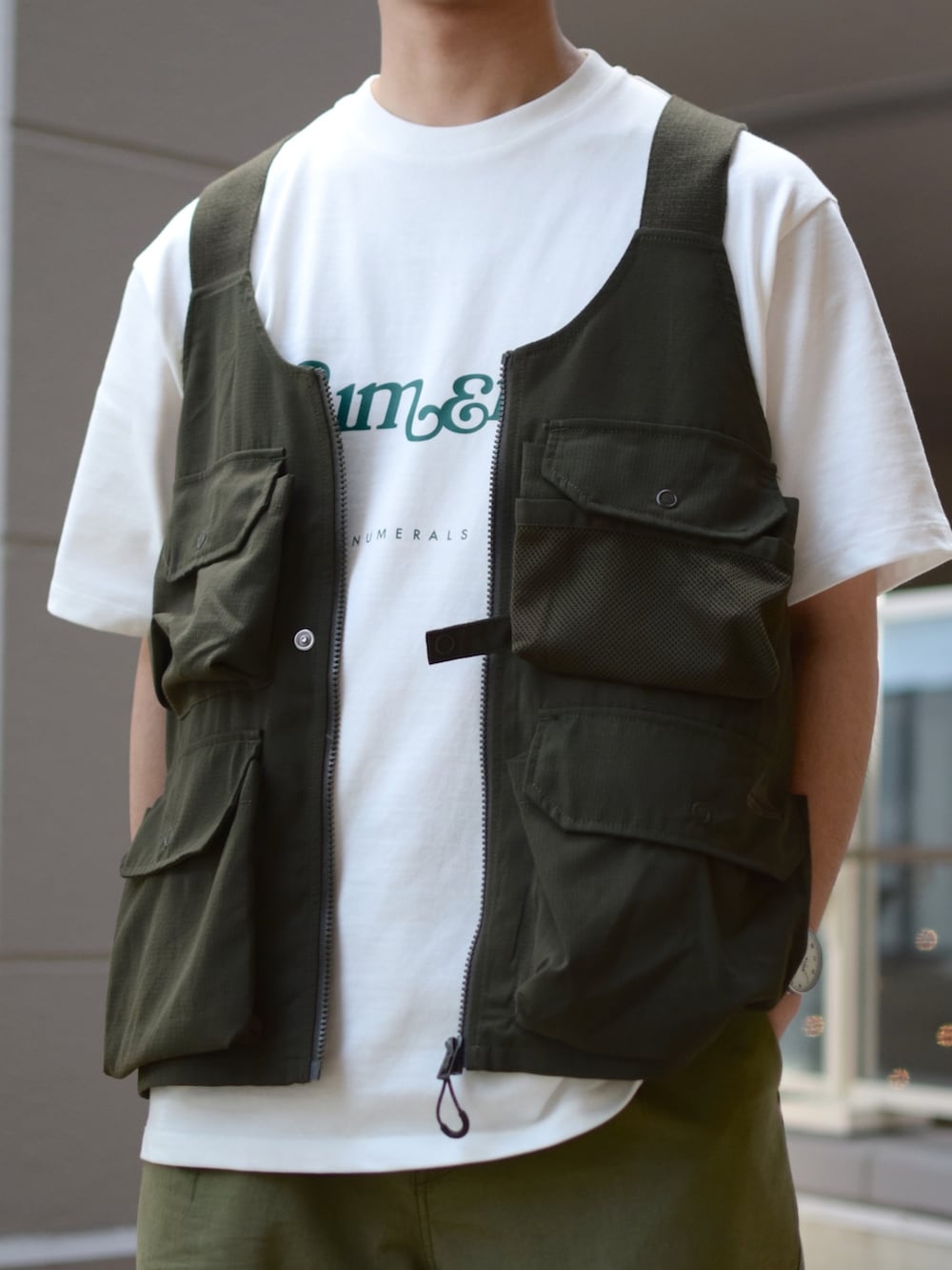 「ごきげんウィーク、休日スタイル、キャップ、ロールキャップ、白Tシャツ、ロゴT、NUMERALS、ミリタリーベスト、ワークベスト、ベスト、ワイドパンツ、ミリタリーパンツ、革靴、ローファー、ビッグシルエット」｜「NUMERALSの【UNISEX】[NUMERALS]UDRプリントBIGTシャツ（Tシャツ/カットソー、ホワイト系）」を使った、ぜっきーさん（メンズ・165cm）の春コーディネートの5枚目の写真