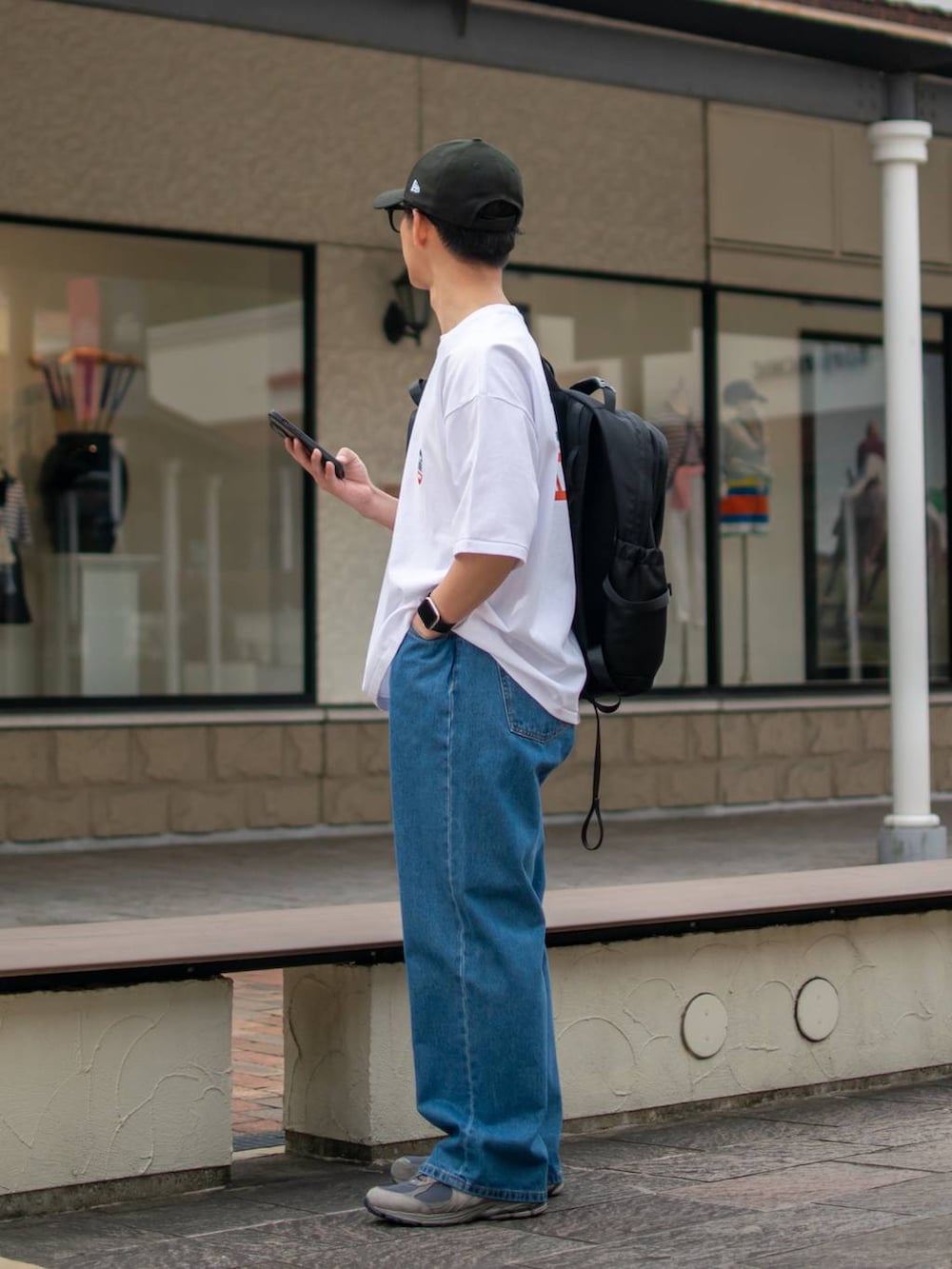 「低身長、低身長コーデ、niko and ...、ニコアンド、ロゴT、Tシャツ、白Tシャツ、ワイドパンツ、デニムパンツ、キャップ、春色、お出かけコーデ、ストリート、大人カジュアル、スニーカー」｜「niko and...の[niko and ...JEANS 2024SS]5ポケットワイドデニムパンツ（デニムパンツ、ブルー系）」を使った、ぜっきーさん（メンズ・165cm）の春コーディネートの3枚目の写真