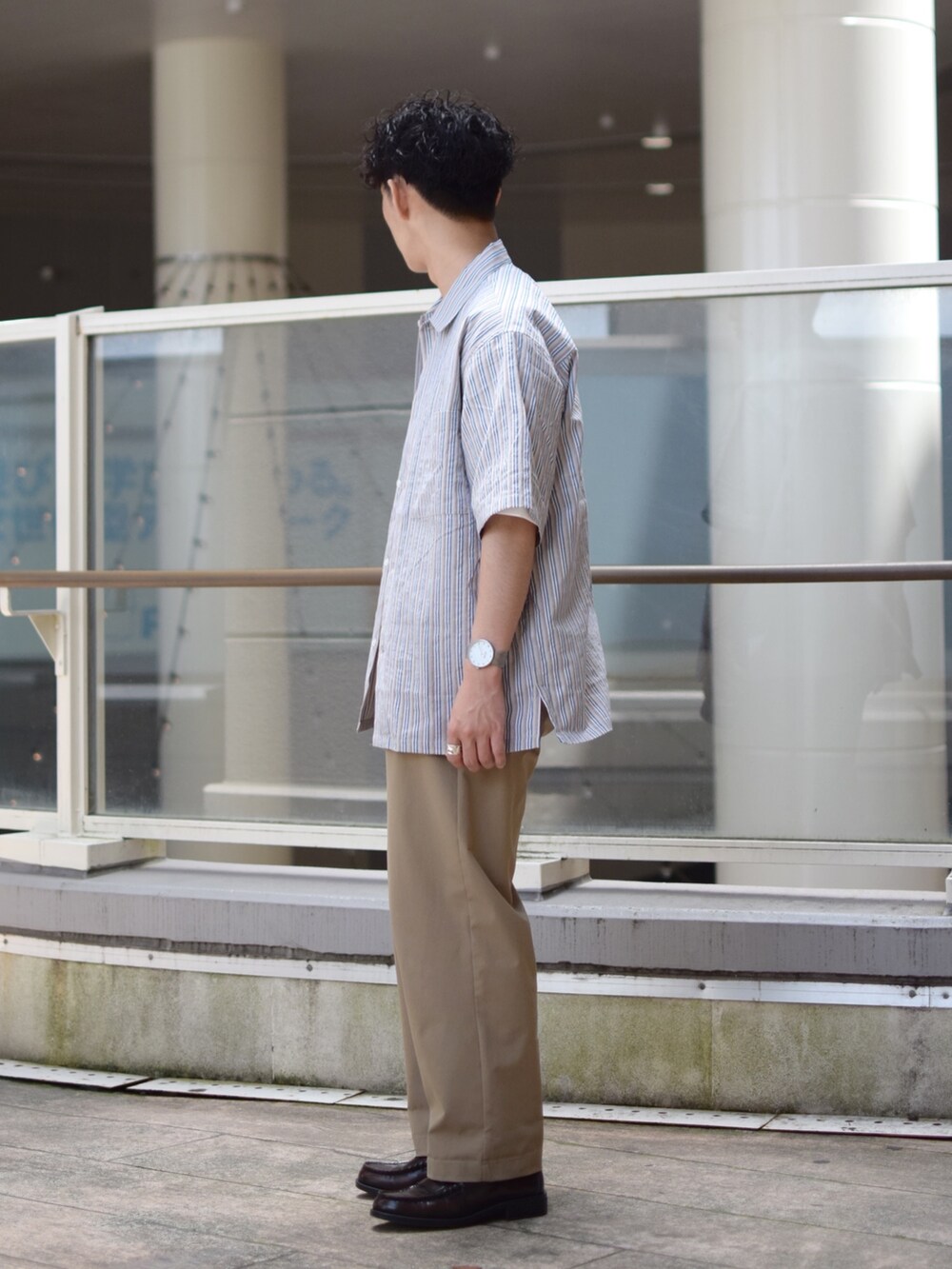 「niko and ...、ニコアンド、シャツスタイル、ストライプシャツ、ビッグシャツ、白Tシャツ、ポケットＴシャツ、タックイン、ワイドパンツ、ベージュパンツ、革靴、ローファー、きれいめカジュアル、シンプルスタイル、低身長コーデ」｜「niko and...のスタンダードUSAテックTシャツ（Tシャツ/カットソー、ホワイト系）」を使った、ぜっきーさん（メンズ・165cm）の夏コーディネートの4枚目の写真