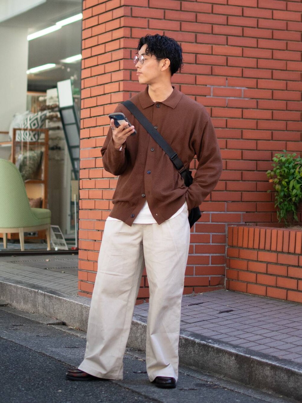 「低身長、低身長コーデ、niko and...、ニコアンド、ファッションを楽しもう、WEARyouthコーデ、カーディガン、ニット、ワイドパンツ、白パンツ、ローファー、ショルダーバッグ、秋コーデ、ブラウン、シティーボーイ」｜「niko and...の2タックワイドテーパード（その他パンツ、ベージュ系）」を使った、ぜっきーさん（メンズ・165cm）の秋コーディネートの2枚目の写真