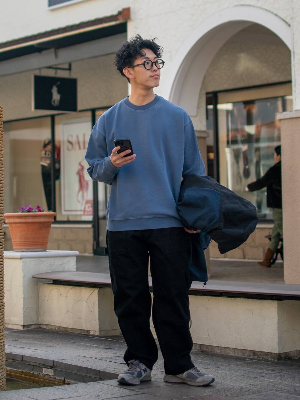 「低身長、低身長コーデ、niko and ...、ニコアンド、お出かけコーデ、冬アウター、マウンテンパーカー、パーカー、ワイドパンツ、デニム」｜「niko and...の［niko and ...JEANS 2023SS］デニムペインターパンツ（デニムパンツ、ブラック系）」を使った、ぜっきーさん（メンズ・165cm）の冬コーディネートの5枚目の写真