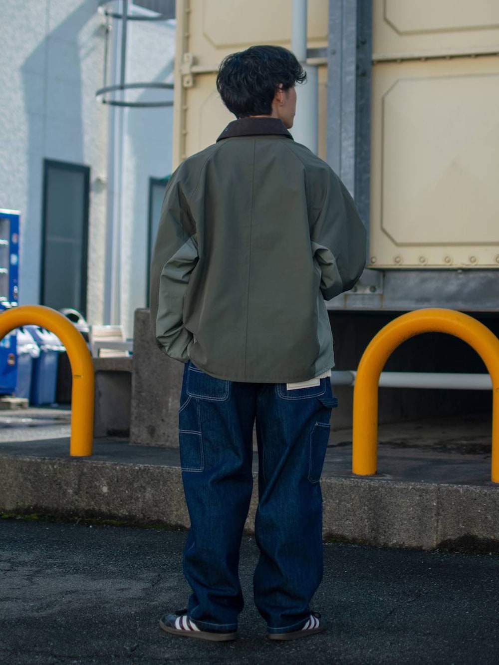 「低身長、niko and ...、ブルゾン、ニット、ワイドパンツ、デニムパンツ、メガネ男子、低身長コーデ、ニコアンド、春、春コーデ、ハンティングジャケット、ブルゾンコーデ、ワイドデニム、デニム」｜「niko and...の【niko and ...JEANS 2025SS】ペインターデニムパンツ（デニムパンツ、ブルー系）」を使った、ぜっきーさん（メンズ・165cm）の冬コーディネートの4枚目の写真