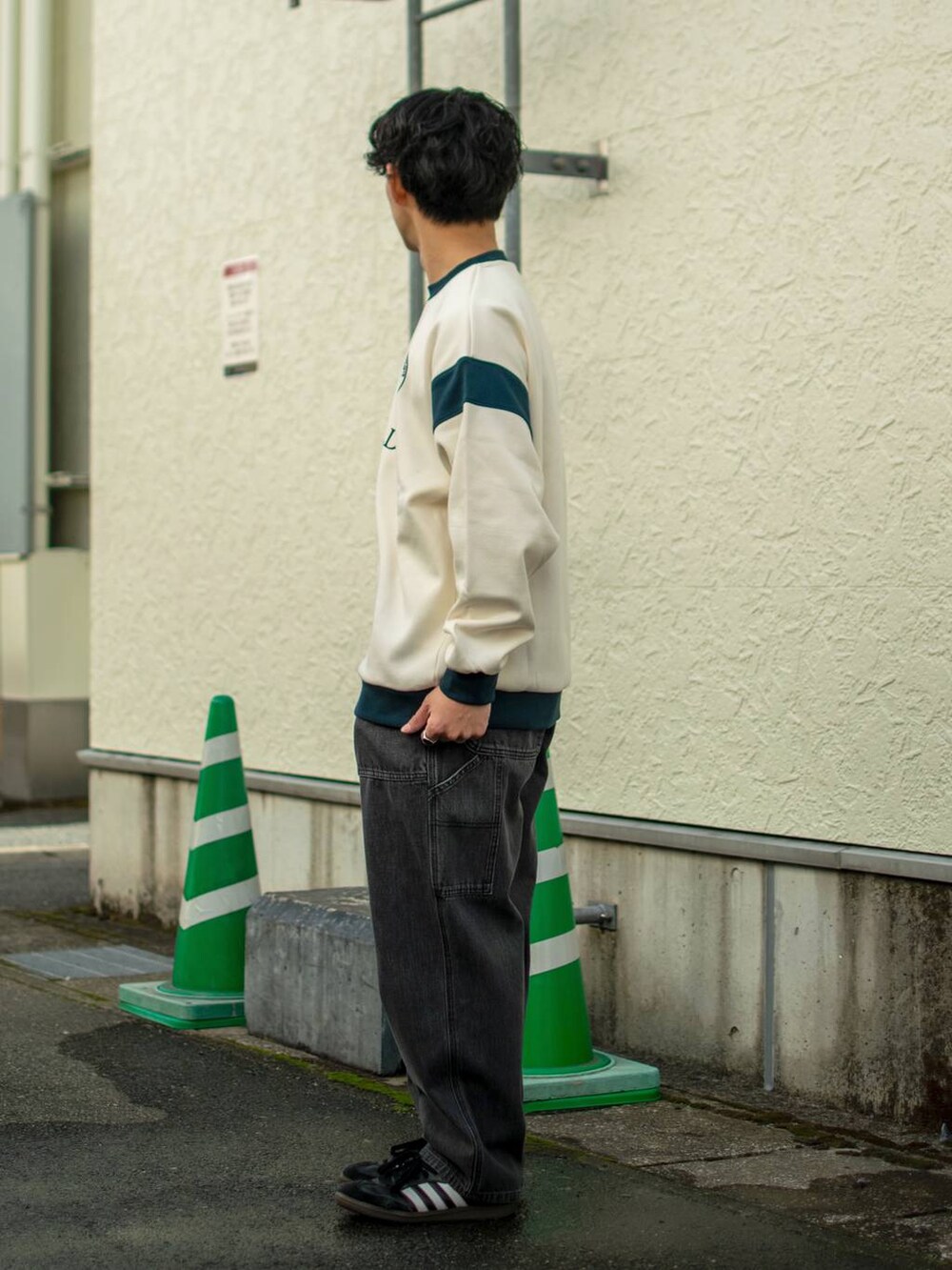 「低身長、体型カバー、ゆったり、niko and ...、スウェット、ワイドパンツ、デニムパンツ、NKJコーデ_niko and ...」｜「niko and...のレトロスポーツロゴプルオーバー（スウェット、ホワイト系）」を使った、ぜっきーさん（メンズ・165cm）の冬コーディネートの3枚目の写真