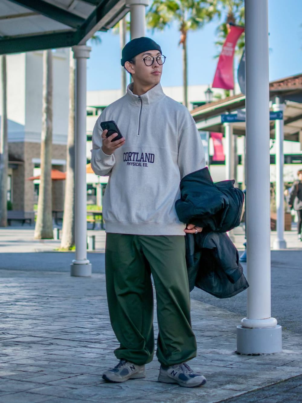 「低身長、低身長コーデ、niko and ...、ニコアンド、新星WEARISTAにエントリー、WEARyouthコーデ、冬アウター、冬コーデ、モンスターパーカー、ブルゾン、スウェット、ワイドパンツ、キャップ、カーキパンツ、お出かけコーデ」｜「niko and...の【ALLIED(アライド)】モンスターブルゾン（ブルゾン、その他）」を使った、ぜっきーさん（メンズ・165cm）の冬コーディネートの5枚目の写真
