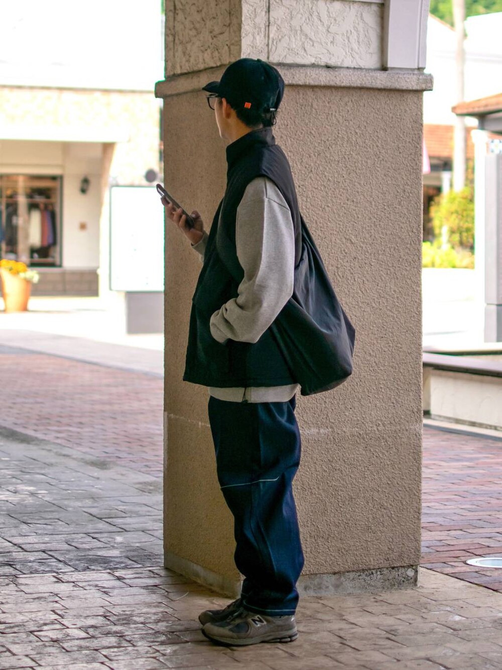 「アウトドアスタイル、シンプルコーデ、コーデュロイ、キャップ、スウェット、ワイドパンツ、メガネ男子、スニーカー、デニム、ショルダーバッグ、レイヤードスタイル、重ね着ベストシーズン、低身長、niko and ...、ニコアンド」|「niko and...のオリジナルクラウンパントだて眼鏡&サングラス(メガネ、ブラック系)」を使った、ぜっきーさん(メンズ・165cm)の秋コーディネートの2枚目の写真