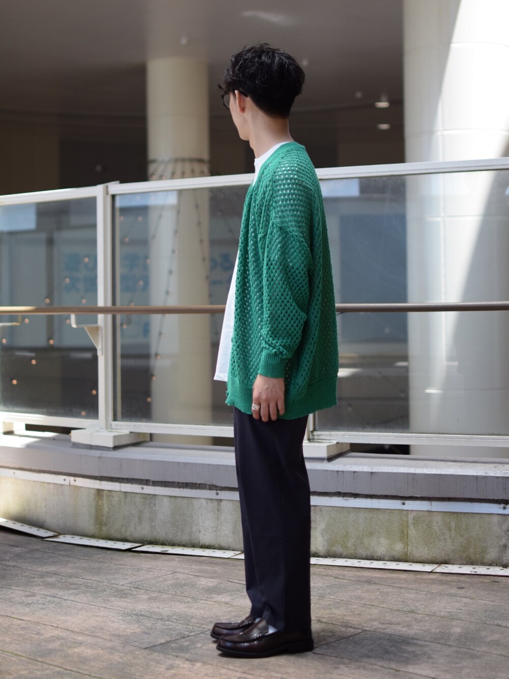 「niko and ...、ニコアンド、カラー×コーデ、韓国ファッション、カーディガン、グリーン、白Tシャツ、ロゴT、テーパードパンツ、チノパン、革靴、ローファー、きれいめカジュアル、シンプルコーデ、低身長コーデ」｜「NUMERALSの【UNISEX】[NUMERALS]UDRプリントBIGTシャツ（Tシャツ/カットソー、ホワイト系）」を使った、ぜっきーさん（メンズ・165cm）の春コーディネートの3枚目の写真