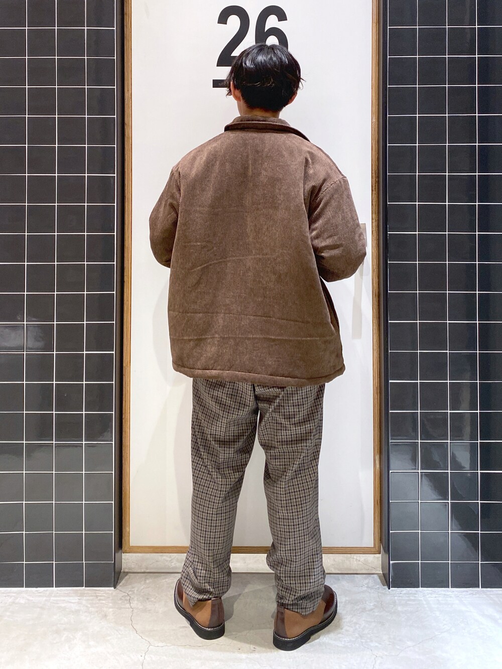 「ブルゾン、ニット、コーデュロイ、ワントーンコーデ、オーバーサイズ、リバーシブル、ワイドパンツ、チェックパンツ、革靴、ニコアンド、ブラウンコーデ、コーデュロイジャケット、低身長コーデ、niko and ...、ニコアンド(niko and...)」｜「niko and...の薄中綿シャツジャケット（ブルゾン、ブラウン系）」を使った、ぜっきーさん（メンズ・165cm）の秋コーディネートの4枚目の写真