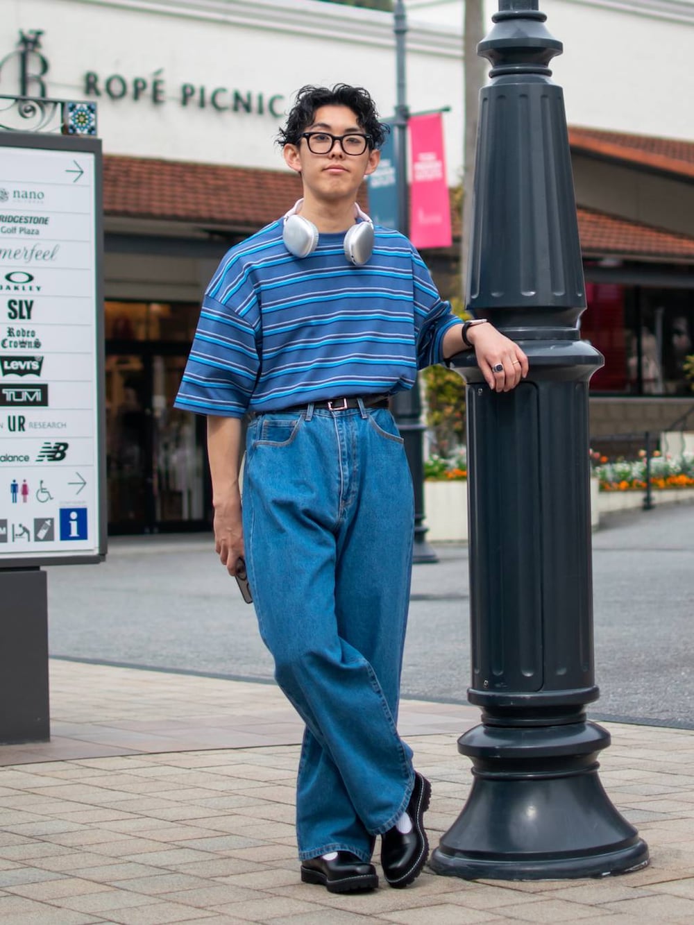 ブルー系のデニムパンツ、ブルー系のTシャツ/カットソー、ブラック系のその他シューズを着用したメンズの春コーディネートの5枚目の写真