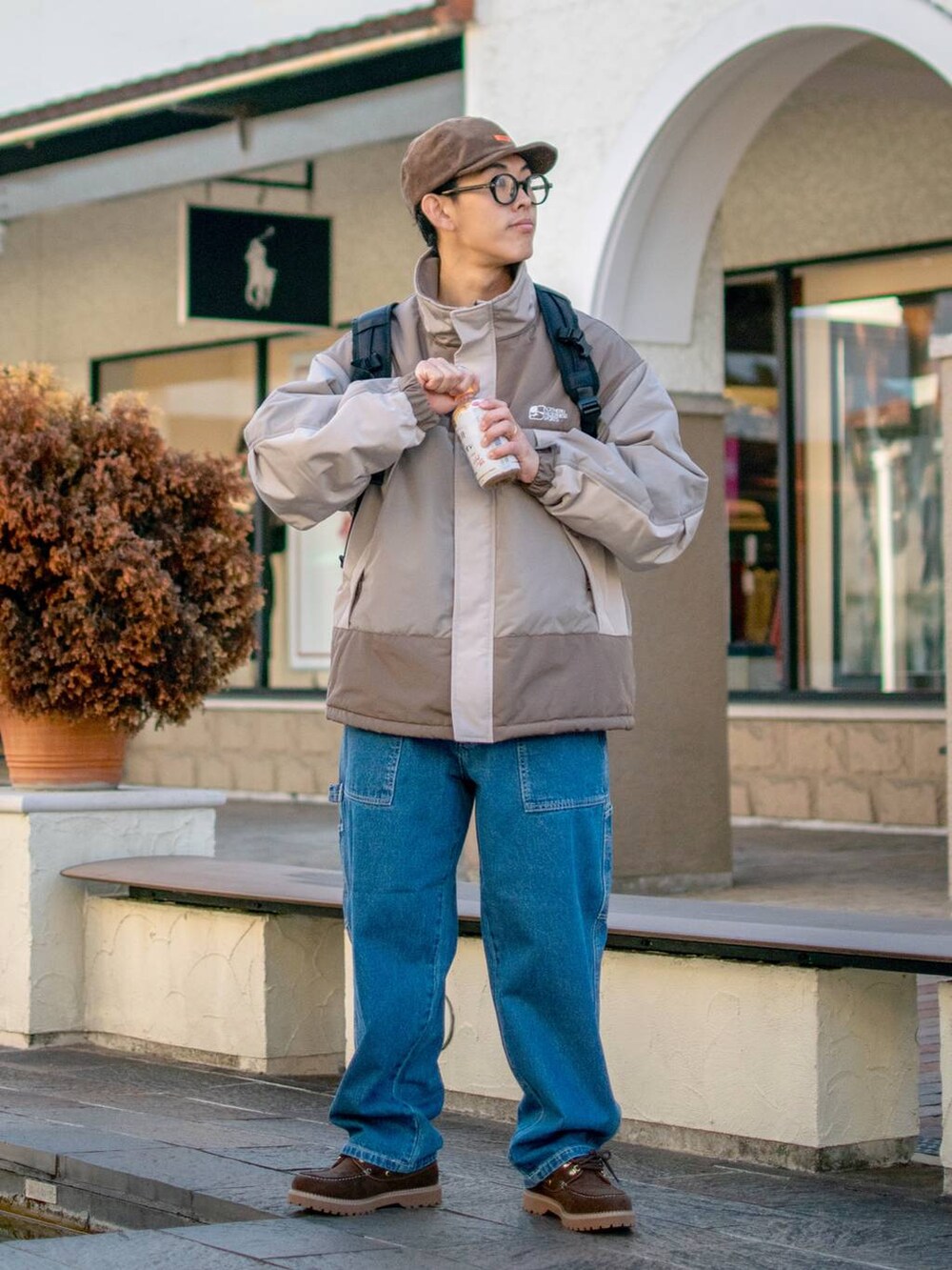 「低身長、低身長コーデ、niko and ...、ニコアンド、新星WEARISTAにエントリー、WEARyouthコーデ、ブルゾン、お出かけコーデ、冬アウター、冬コーデ、ワイドパンツ、デニム、デニムパンツ、キャップ、リュック」｜「niko and...のデニムペインターパンツ［niko and ...JEANS 2023AW］（デニムパンツ、ブルー系）」を使った、ぜっきーさん（メンズ・165cm）の冬コーディネートの2枚目の写真
