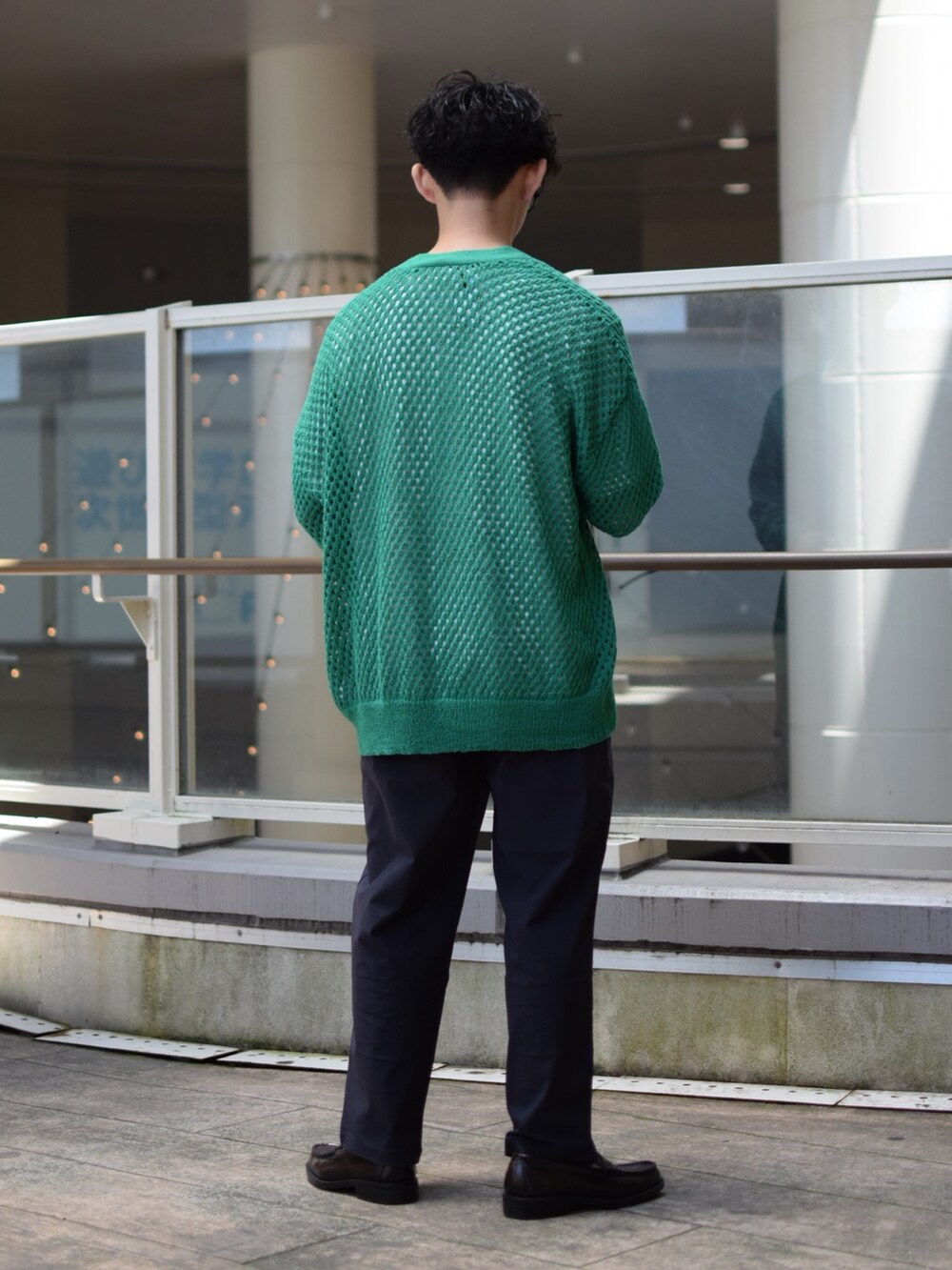 「niko and ...、ニコアンド、カラー×コーデ、韓国ファッション、カーディガン、グリーン、白Tシャツ、ロゴT、テーパードパンツ、チノパン、革靴、ローファー、きれいめカジュアル、シンプルコーデ、低身長コーデ」｜「NUMERALSの【UNISEX】[NUMERALS]UDRプリントBIGTシャツ（Tシャツ/カットソー、ホワイト系）」を使った、ぜっきーさん（メンズ・165cm）の春コーディネートの4枚目の写真